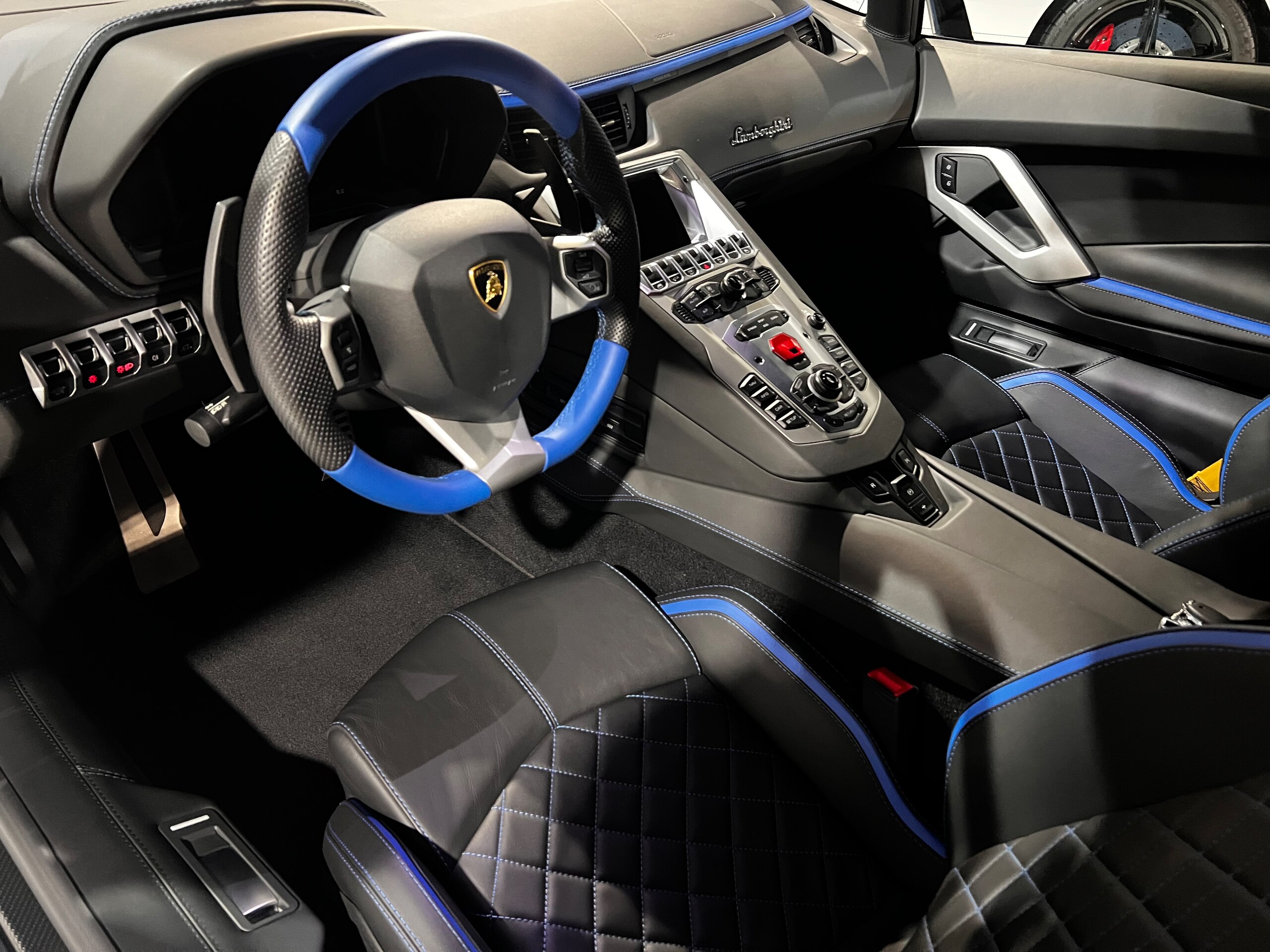 2017 Lamborghini Aventador S — Photo 8 / 15