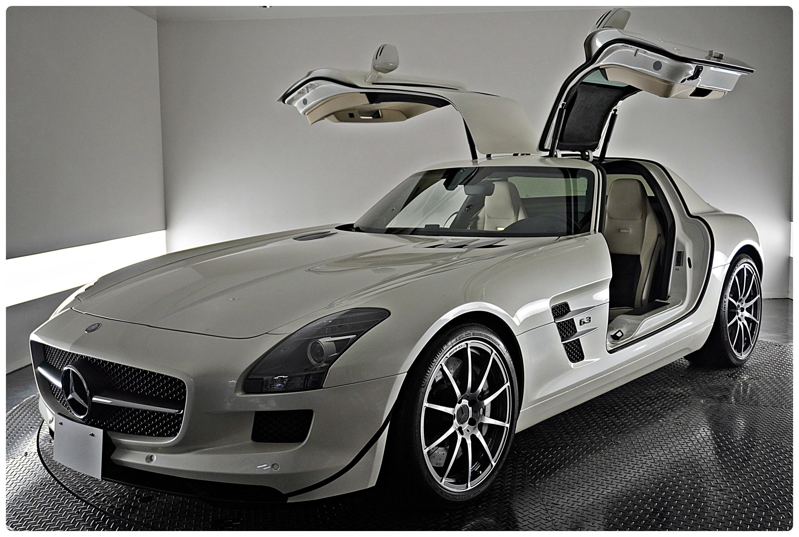 2010 Mercedes Benz SLS AMG — Photo 16 / 38