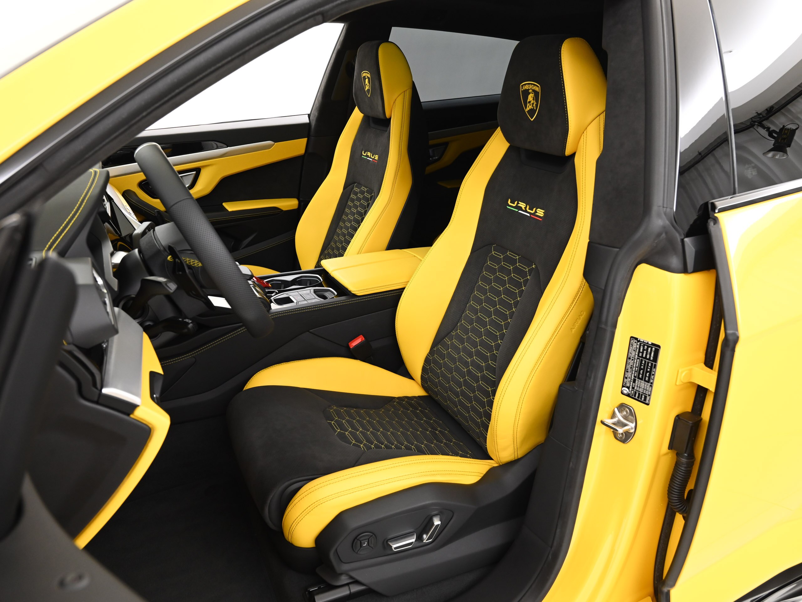 2022 Lamborghini Urus — Photo 8 / 21