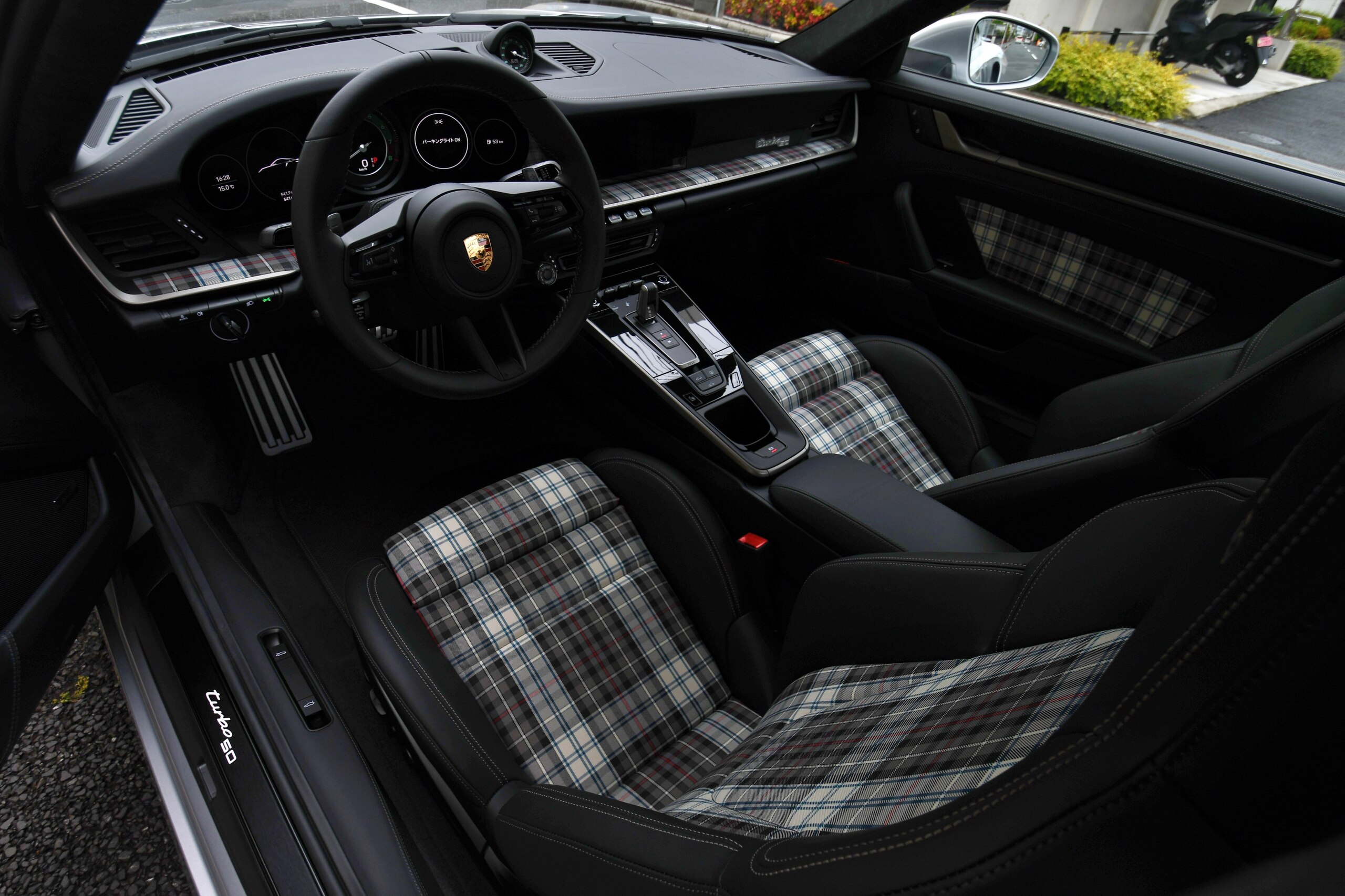 2025 Porsche 911 Turbo — Photo 11 / 44