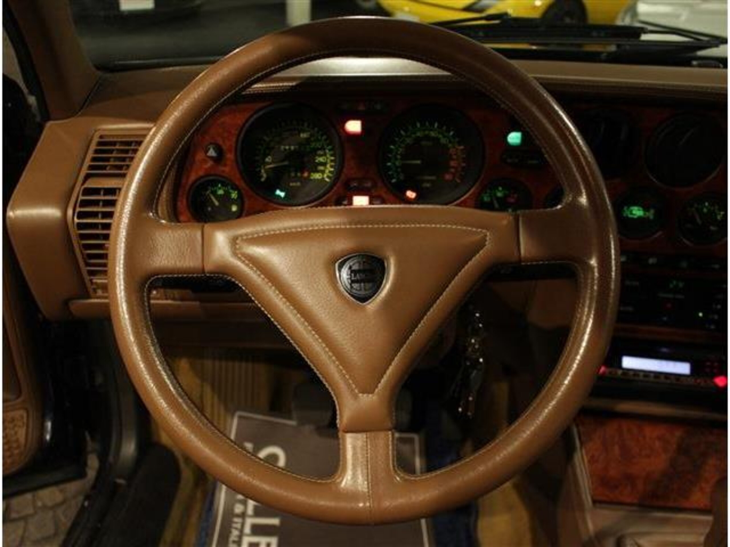 1993 Lancia Thema 8.32 — Photo 8 / 13