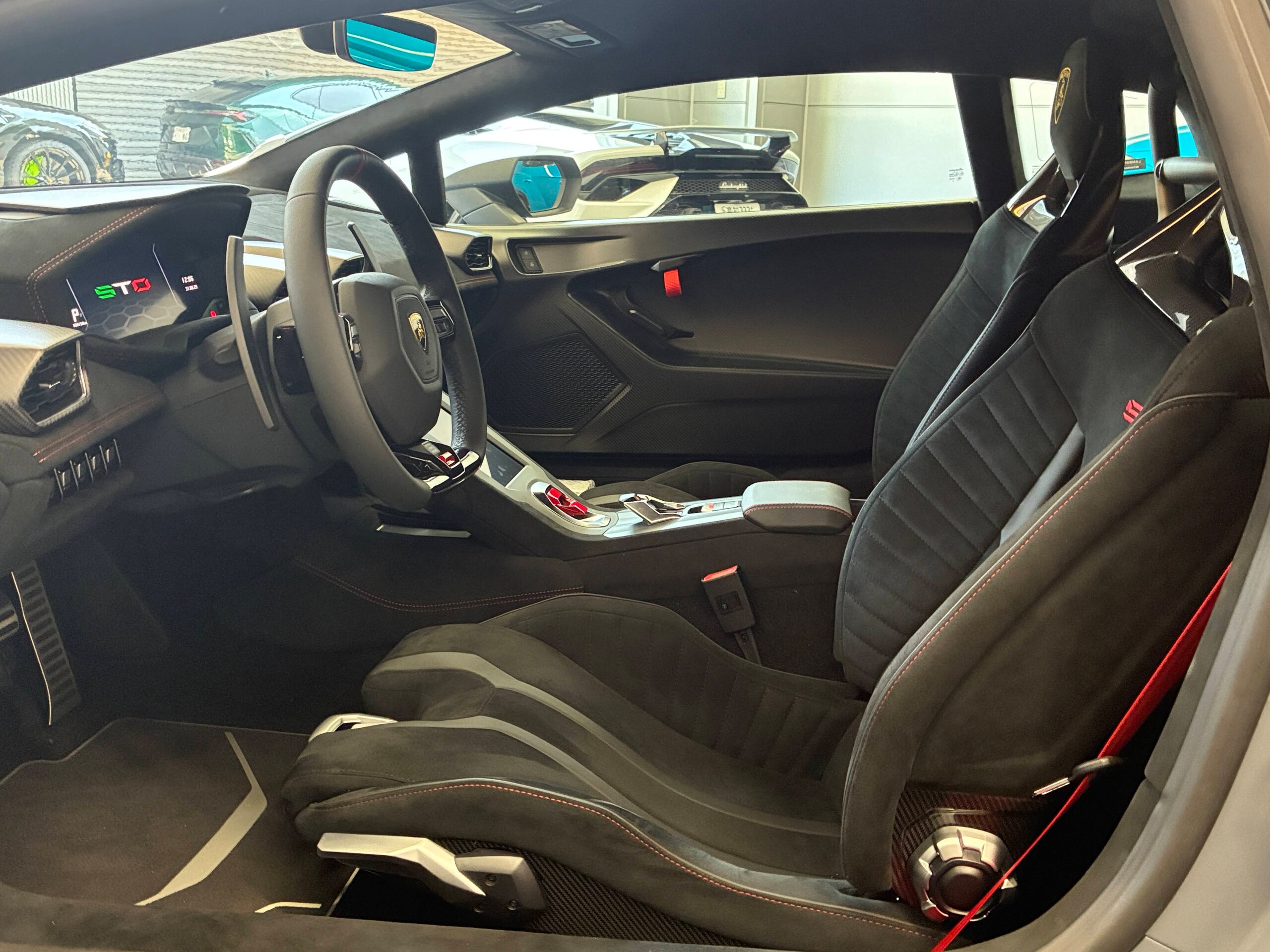 2022 Lamborghini Huracán STO — Photo 8 / 18