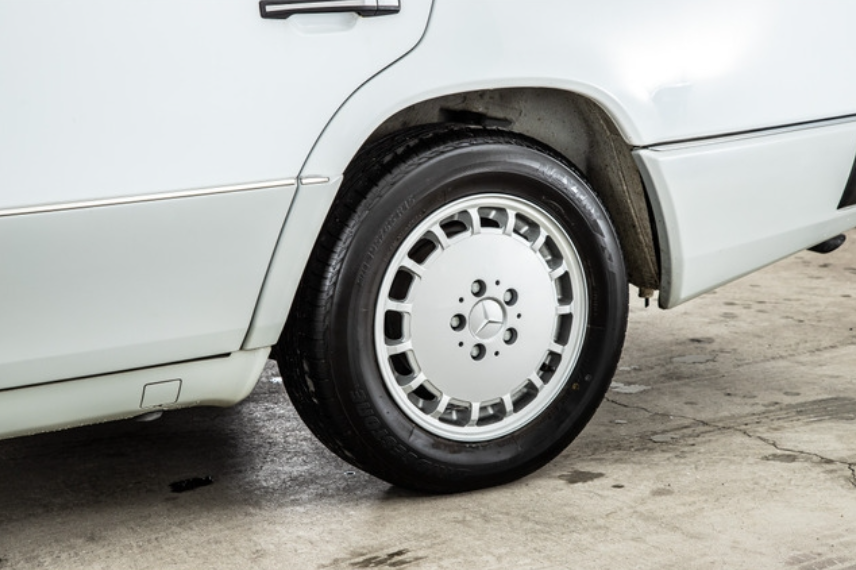 1991 Mercedes Benz 300E — Photo 9 / 13