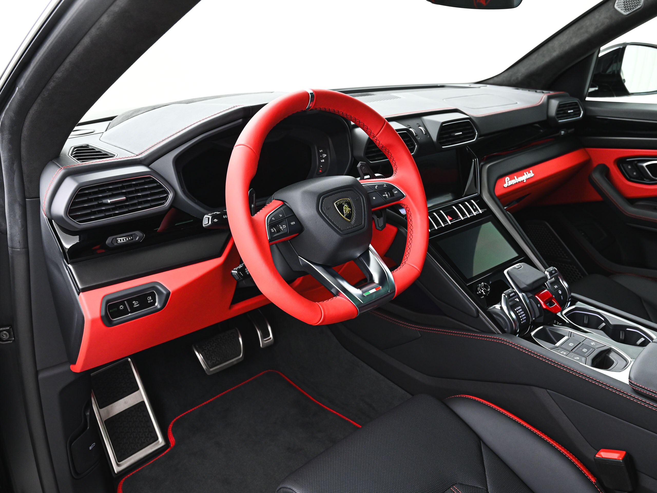 2025 Lamborghini Urus S — Photo 11 / 25