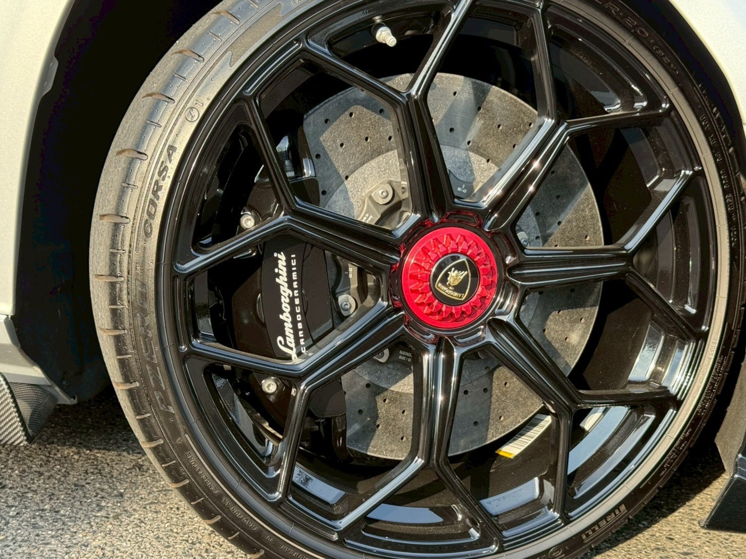 2019 Lamborghini Aventador SVJ — Photo 32 / 41