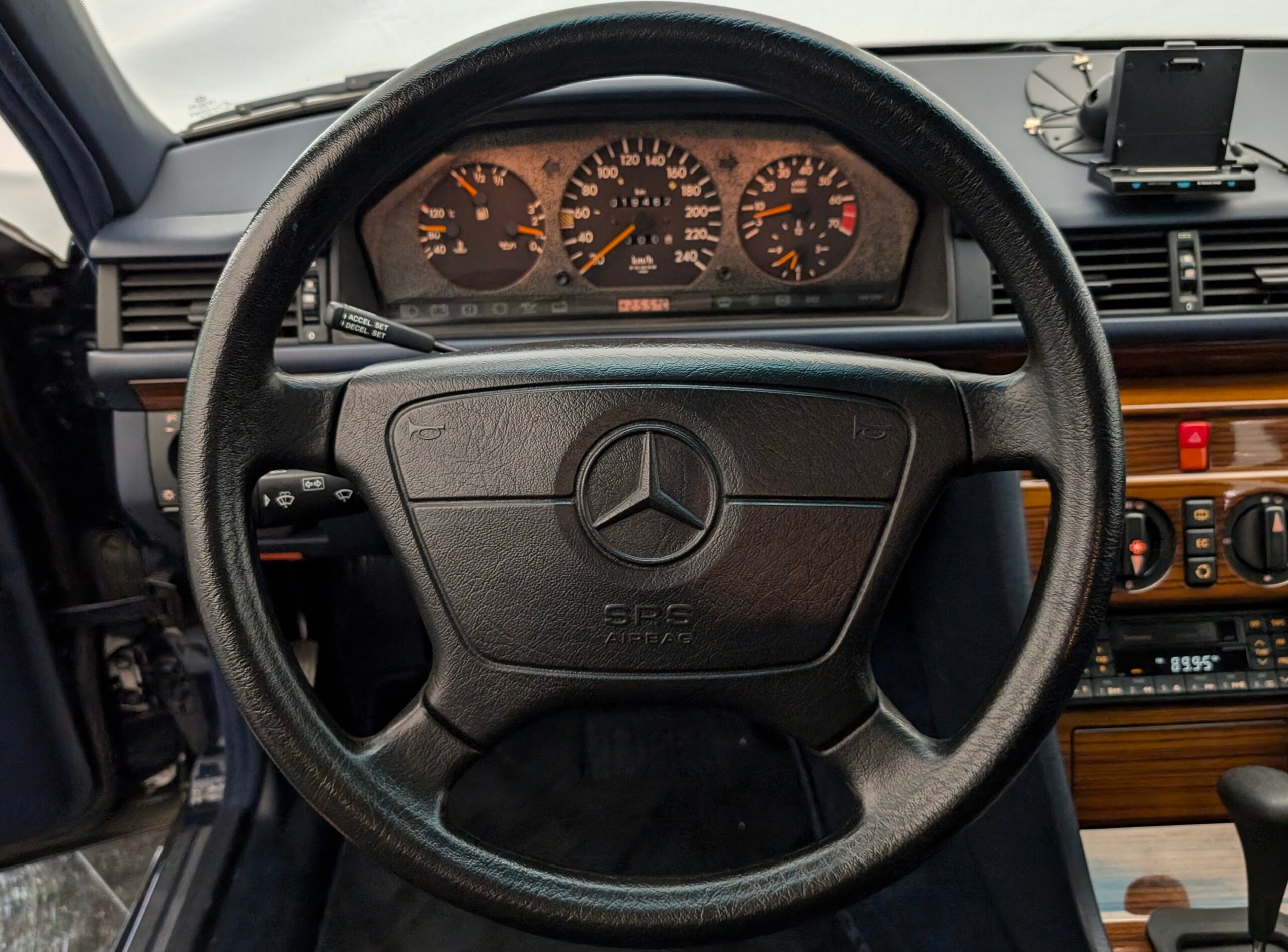 1992 Mercedes Benz 300E — Photo 9 / 21