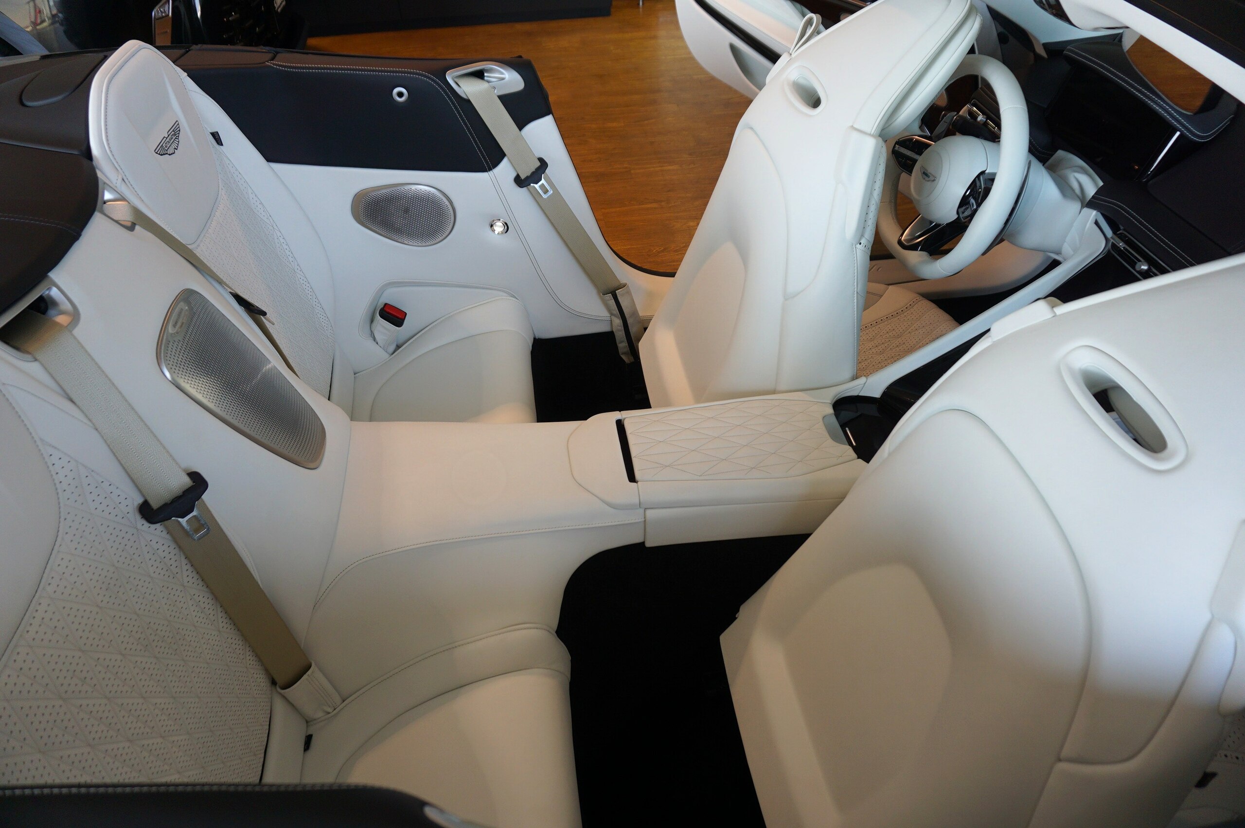 2024 Aston Martin DB12 Volante — Photo 22 / 45