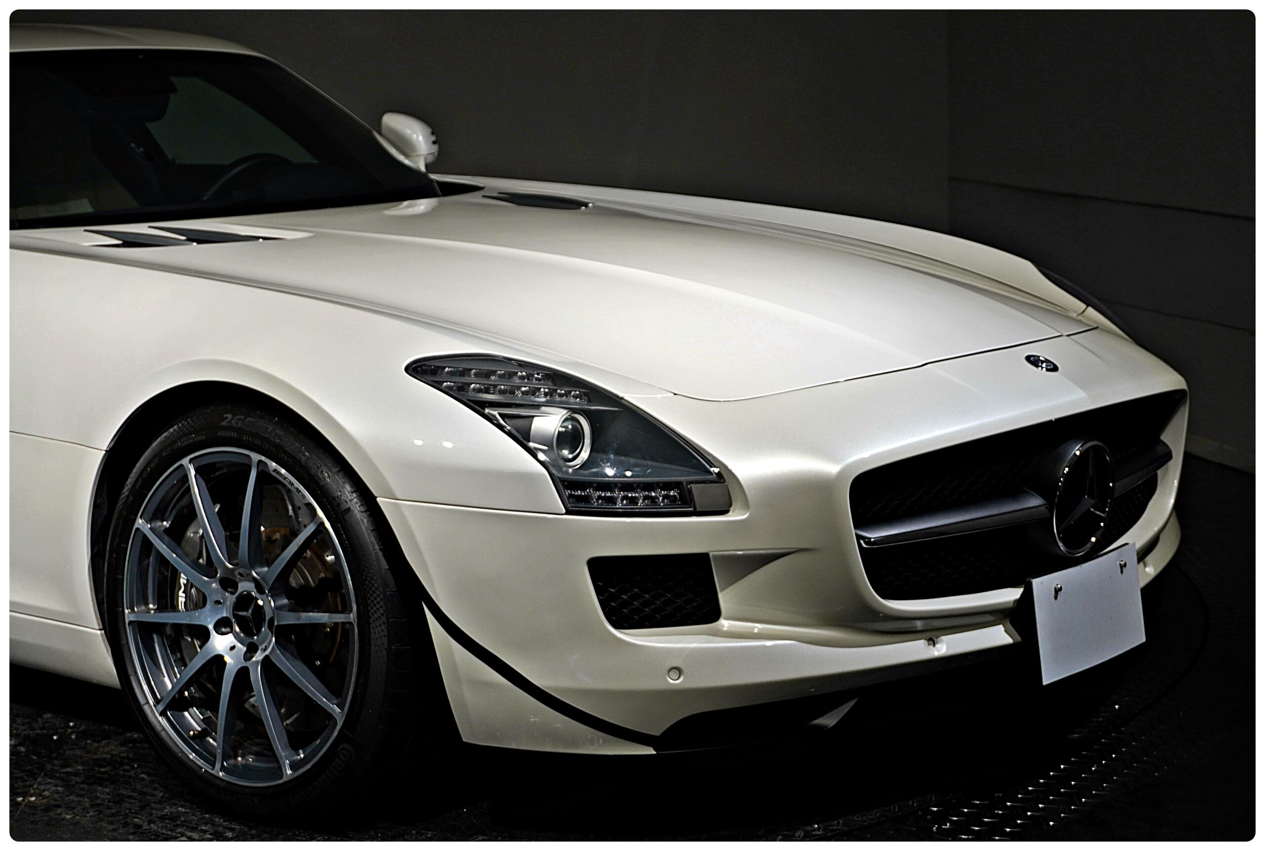 2010 Mercedes Benz SLS AMG — Photo 8 / 38