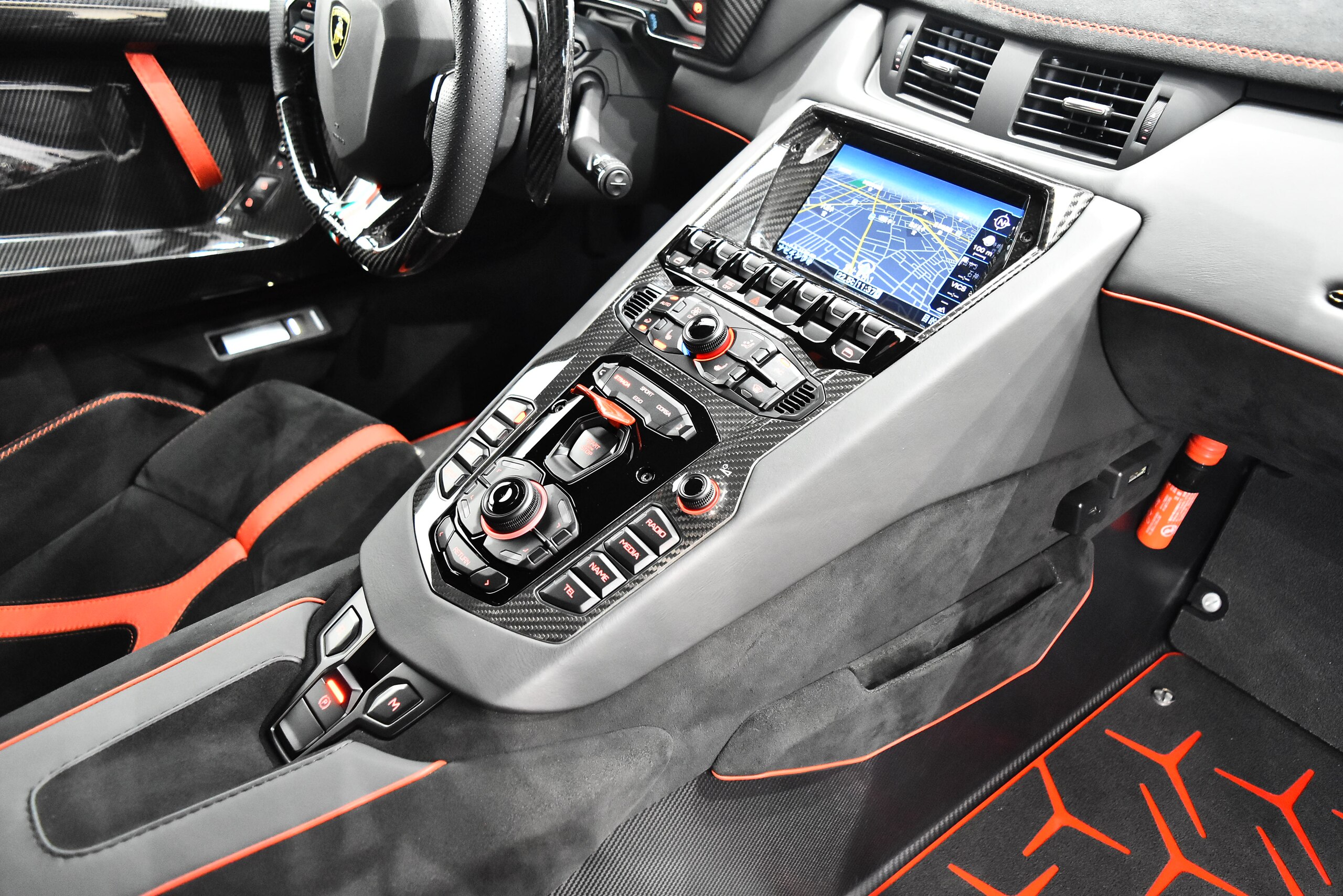 2019 Lamborghini Aventador SVJ — Photo 11 / 19