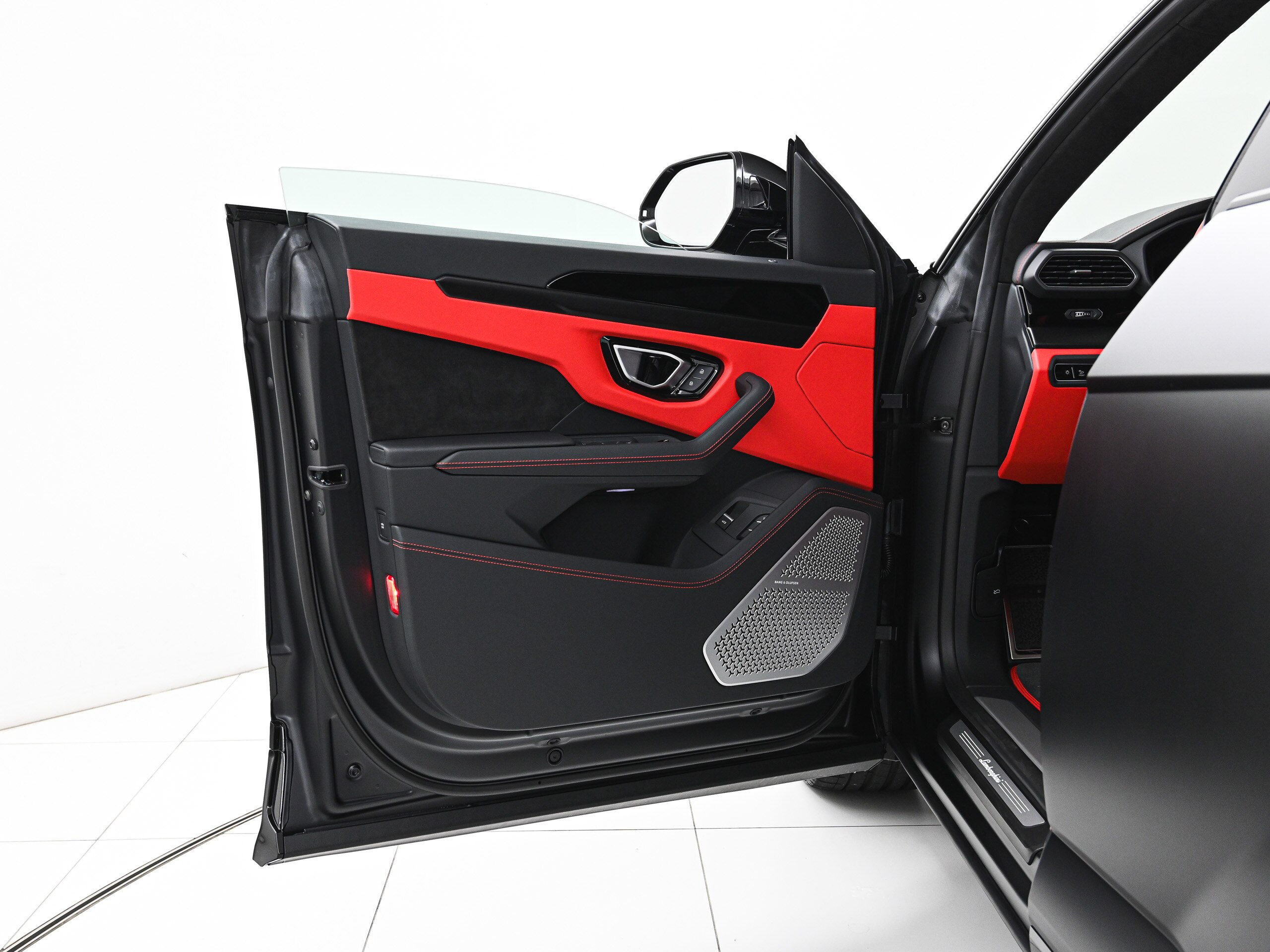 2025 Lamborghini Urus S — Photo 8 / 25