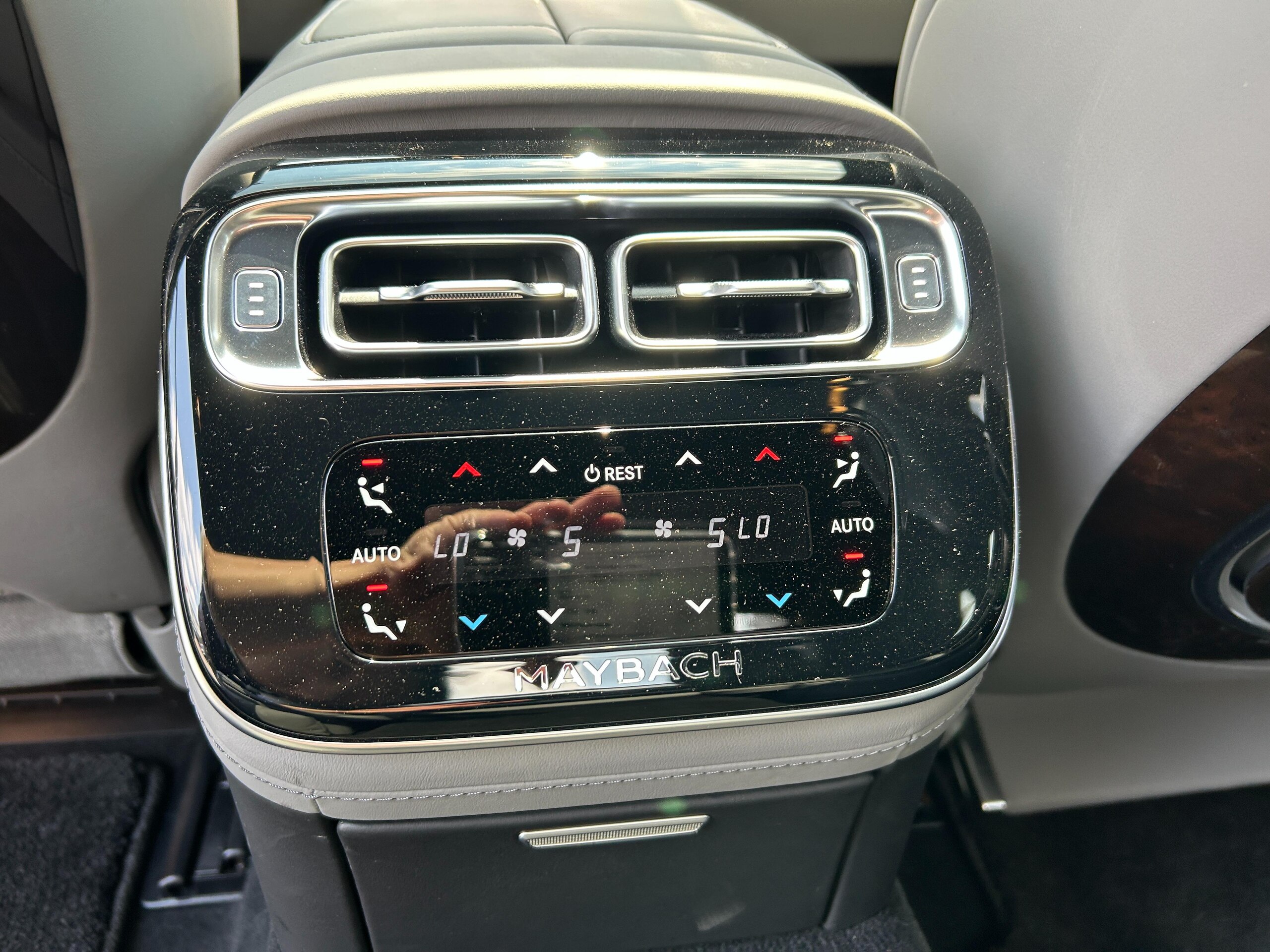 2025 Mercedes Benz Maybach S680 — Photo 17 / 40