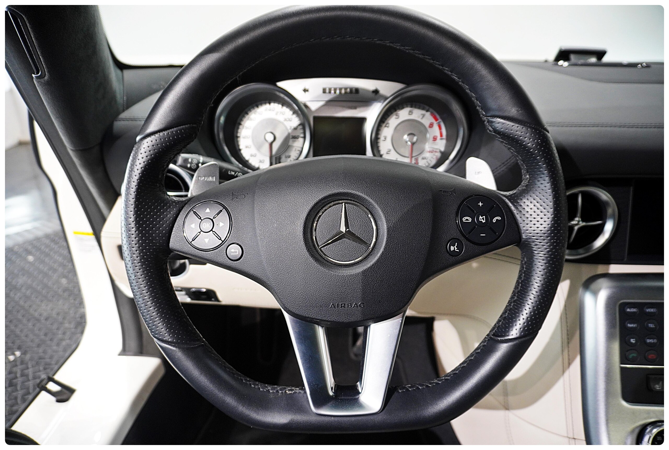 2010 Mercedes Benz SLS AMG — Photo 19 / 38