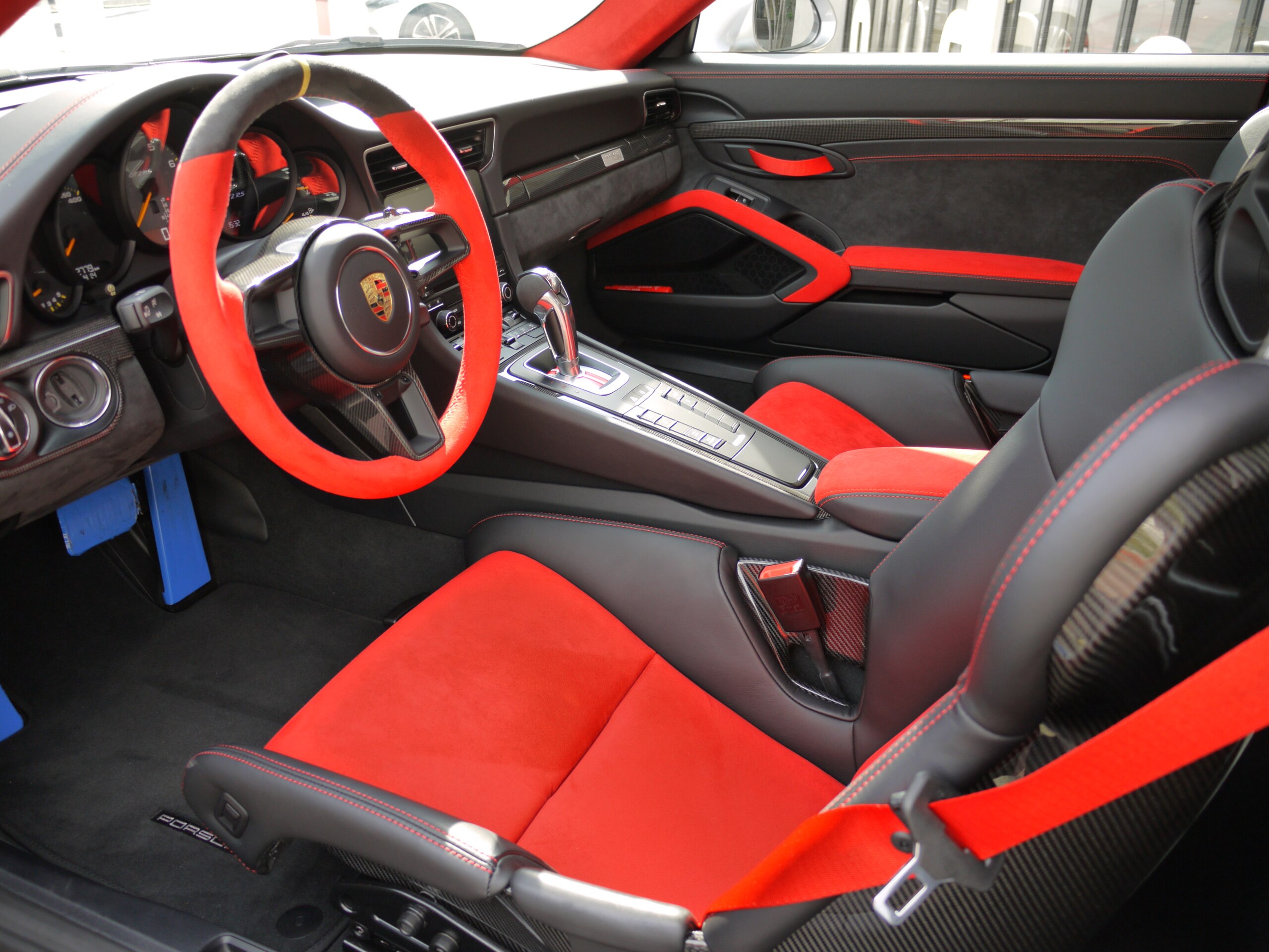 2019 Porsche 911 GT2 RS — Photo 6 / 12