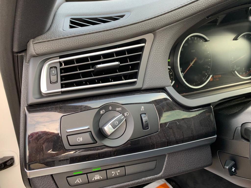 2015 BMW 740i M Sport — Photo 21 / 27