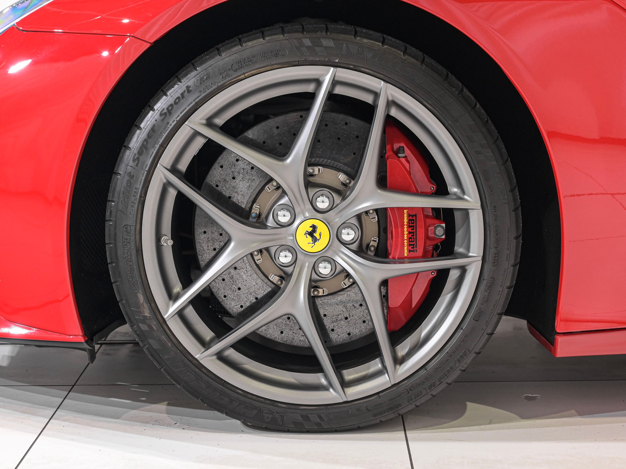 2013 Ferrari F12 Berlinetta — Photo 32 / 35