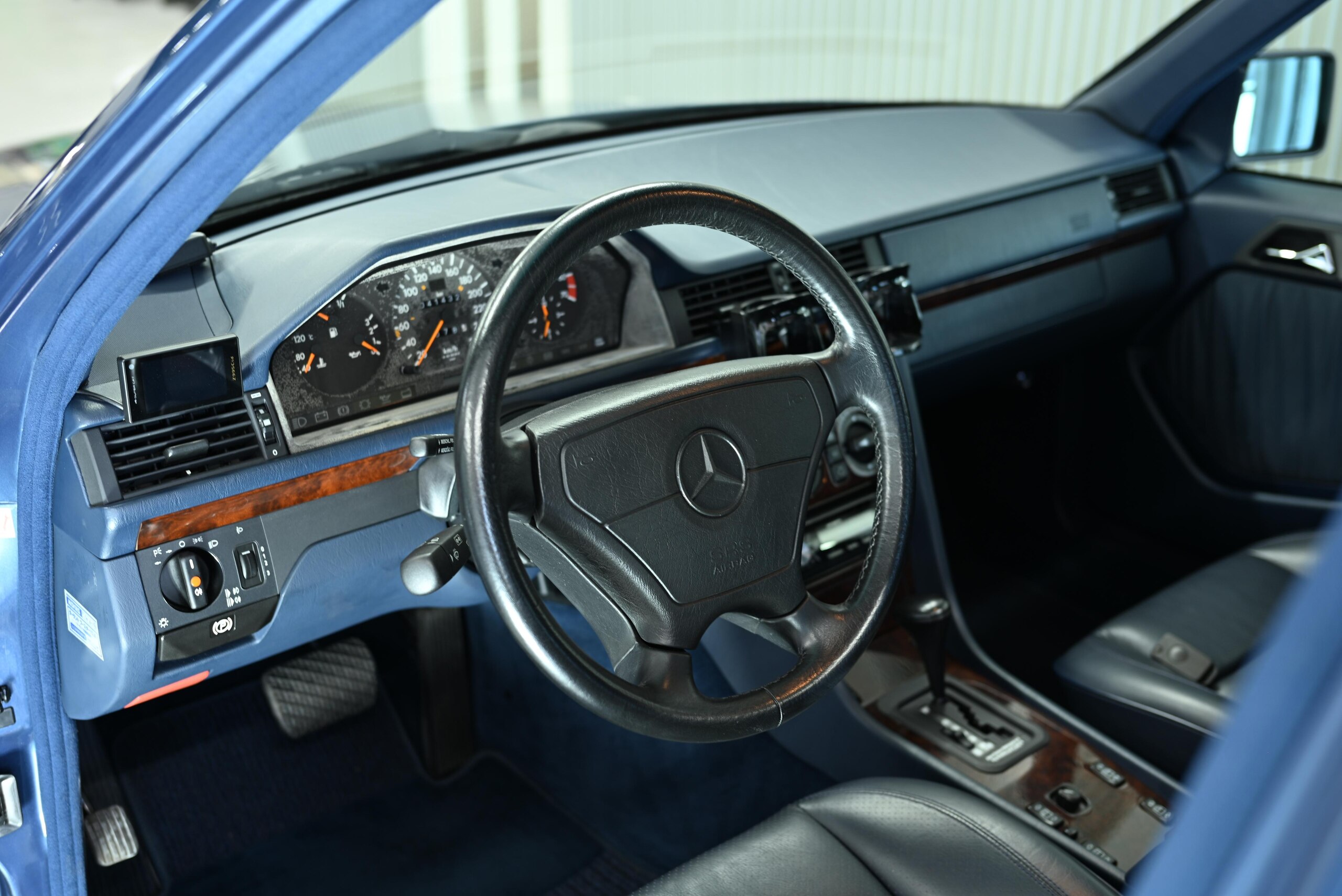 1994 Mercedes Benz E500 — Photo 47 / 74