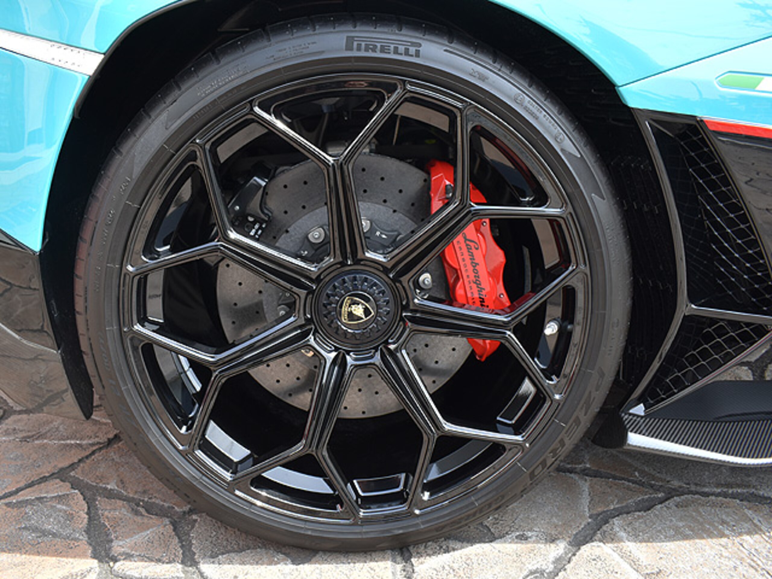 2022 Lamborghini Aventador Roadster LP780-4 Ultimae — Photo 18 / 38