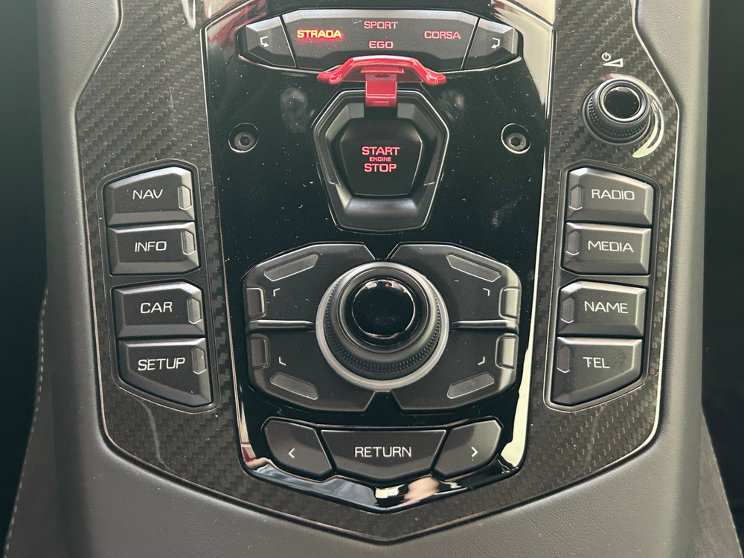 2018 Lamborghini Aventador S — Photo 12 / 18