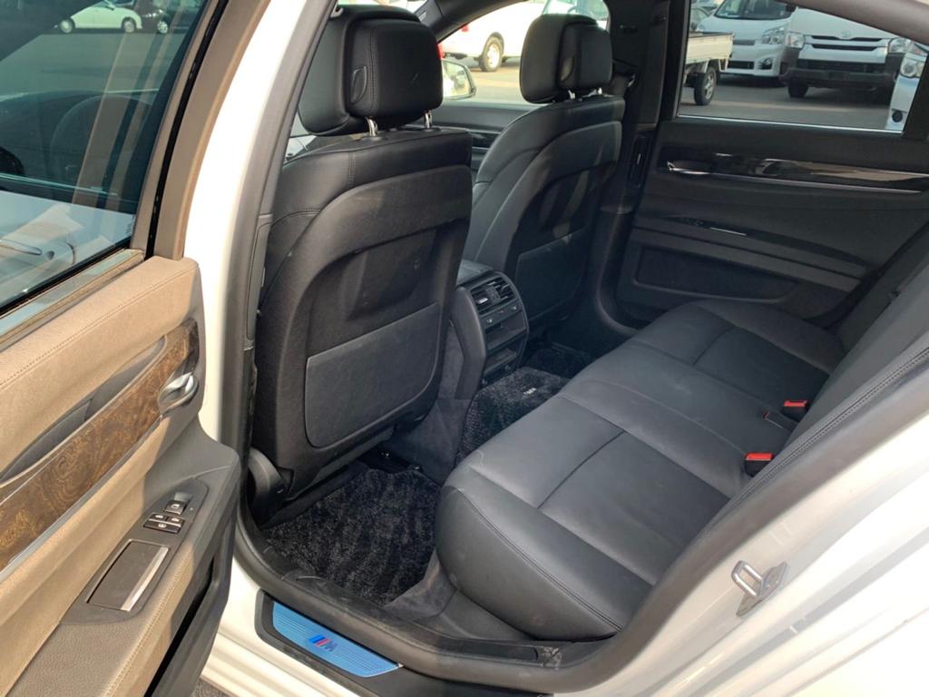 2015 BMW 740i M Sport — Photo 14 / 27