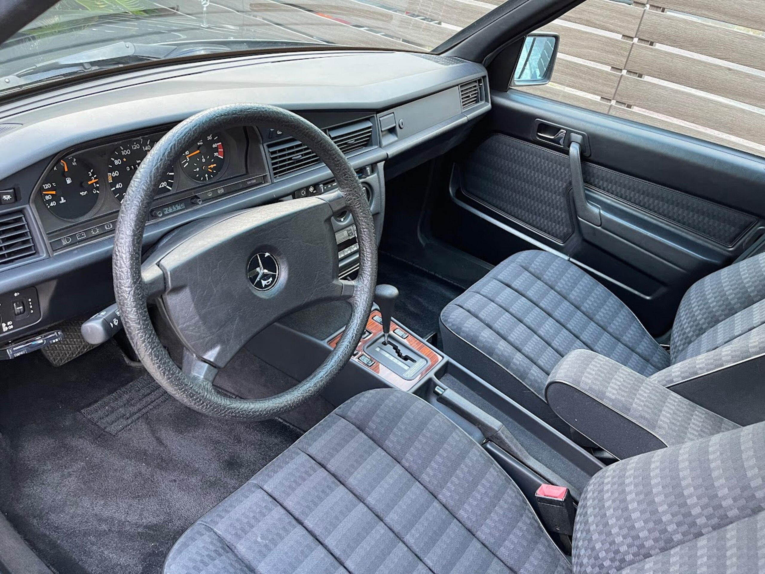 1991 Mercedes Benz 190E — Photo 11 / 17