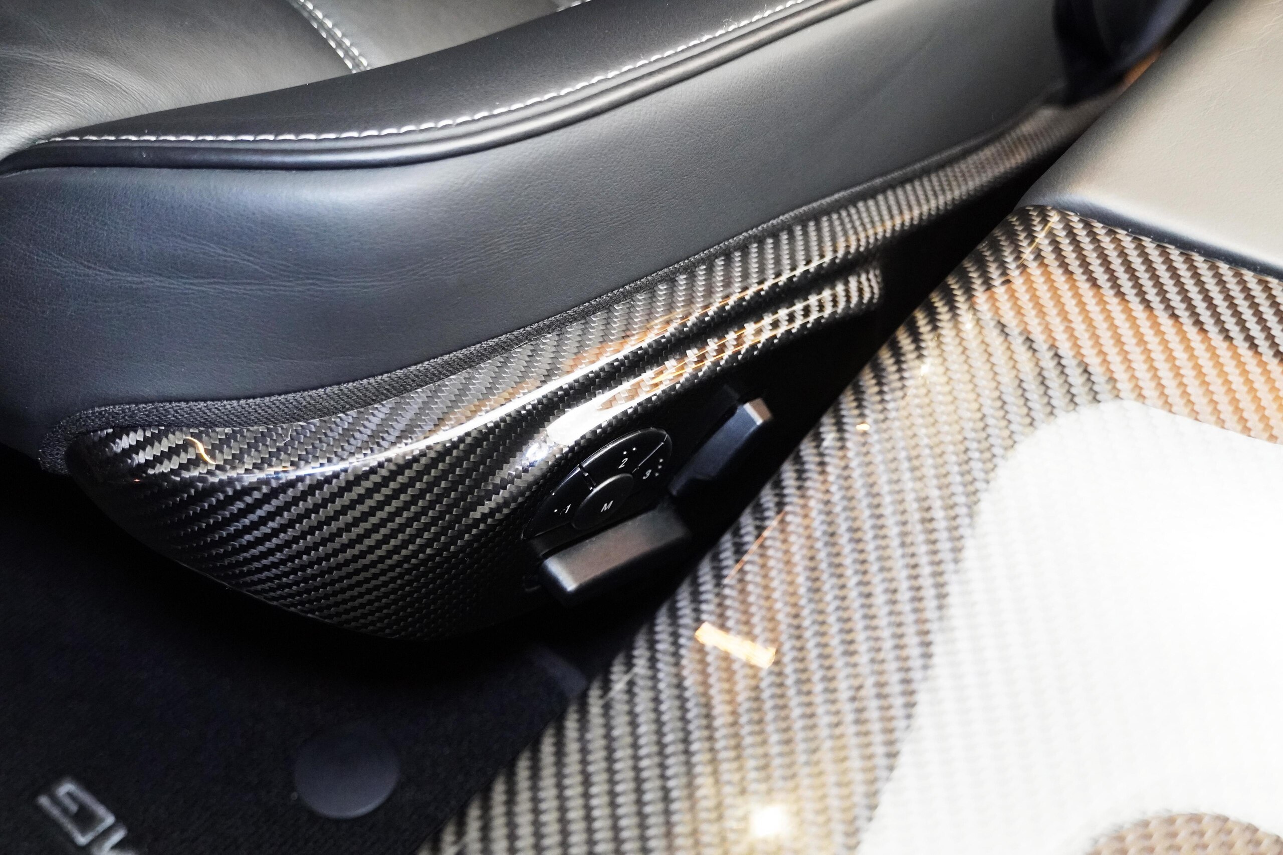 2010 Mercedes Benz SLS AMG — Photo 13 / 19