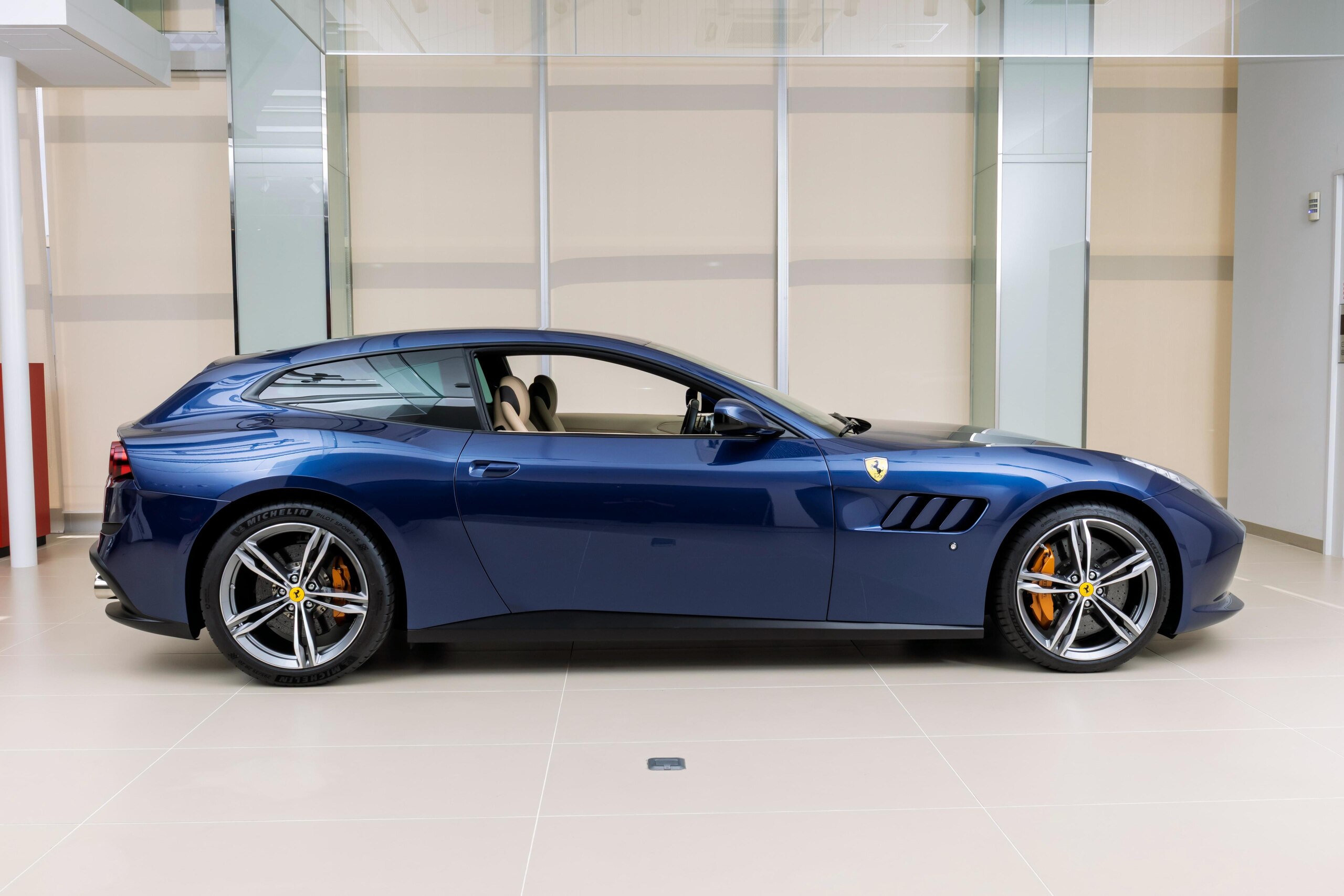 2017 Ferrari GTC4Lusso — Photo 6 / 21