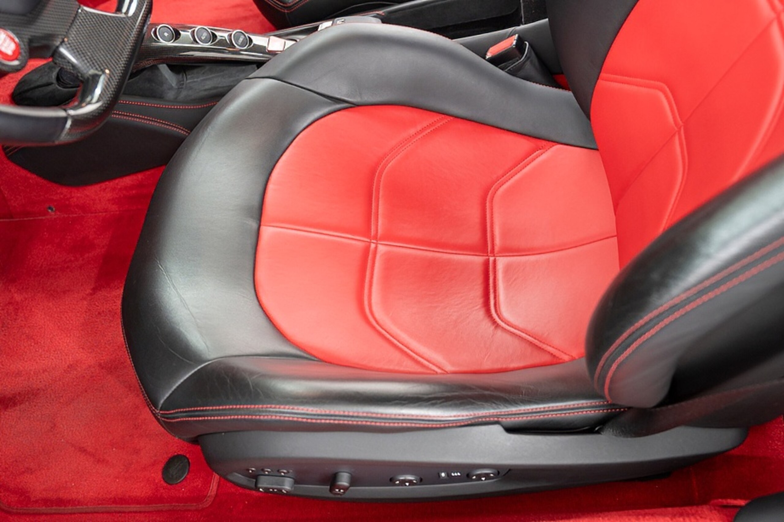 2016 Ferrari 488GTB — Photo 8 / 19