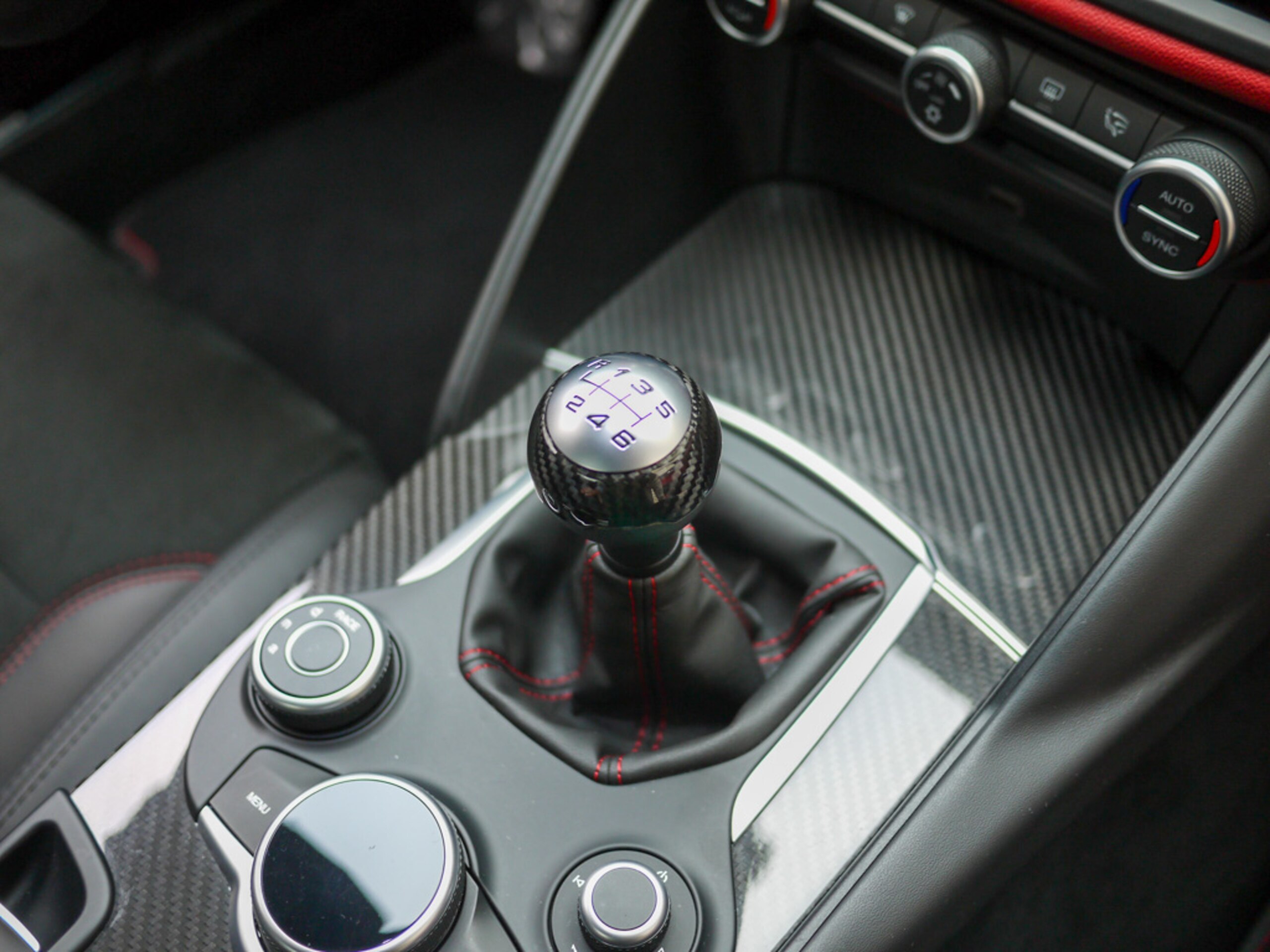 2018 Alfa Romeo Giulia Quadrifoglio — Photo 13 / 20