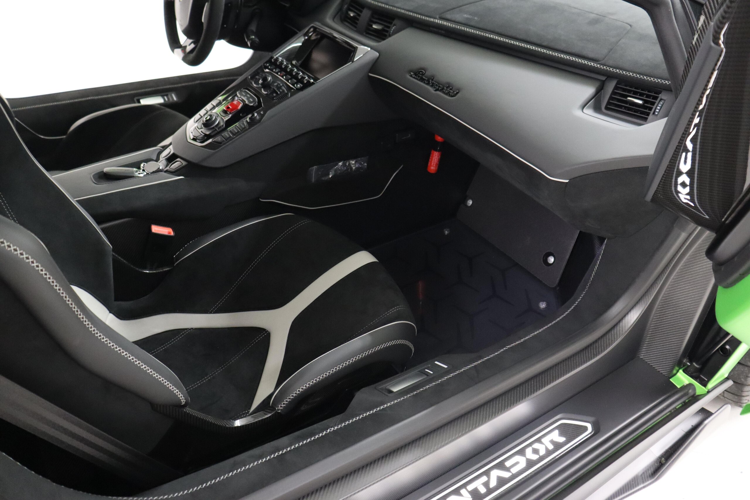 2019 Lamborghini Aventador SVJ — Photo 23 / 28