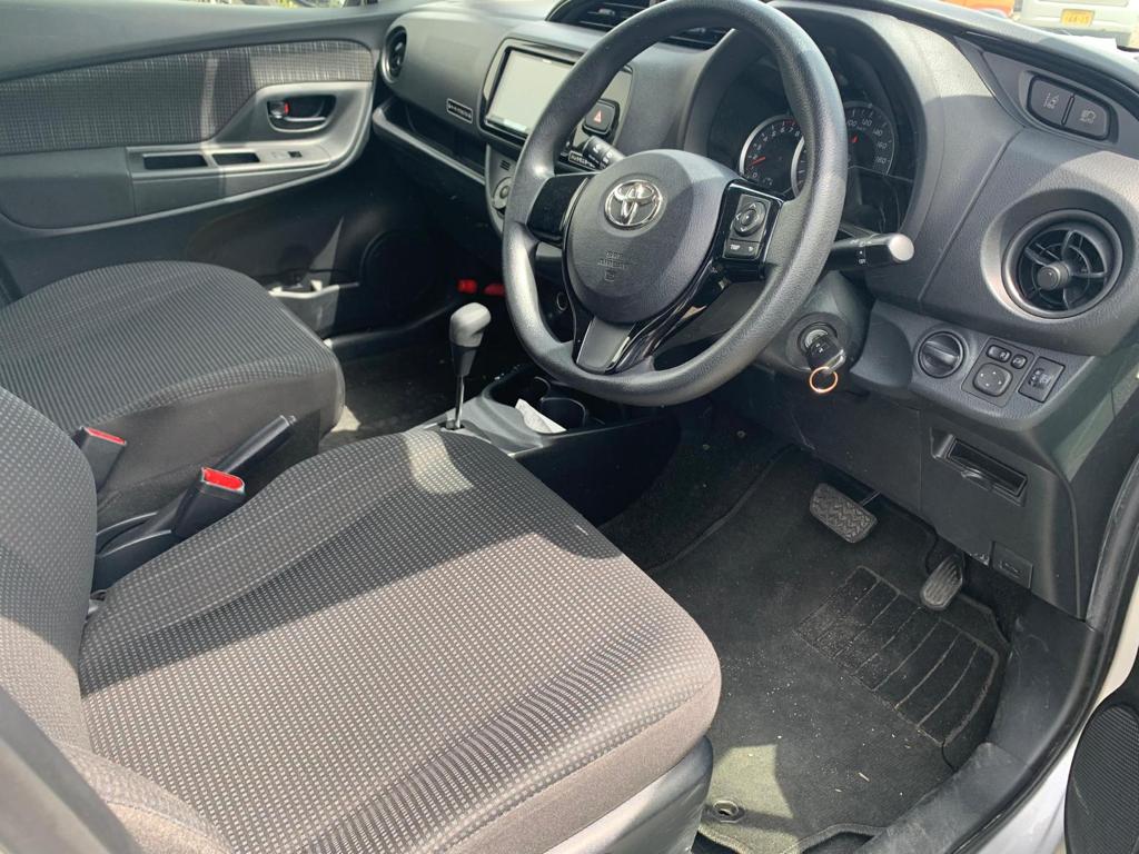 2019 Toyota Vitz — Photo 16 / 21