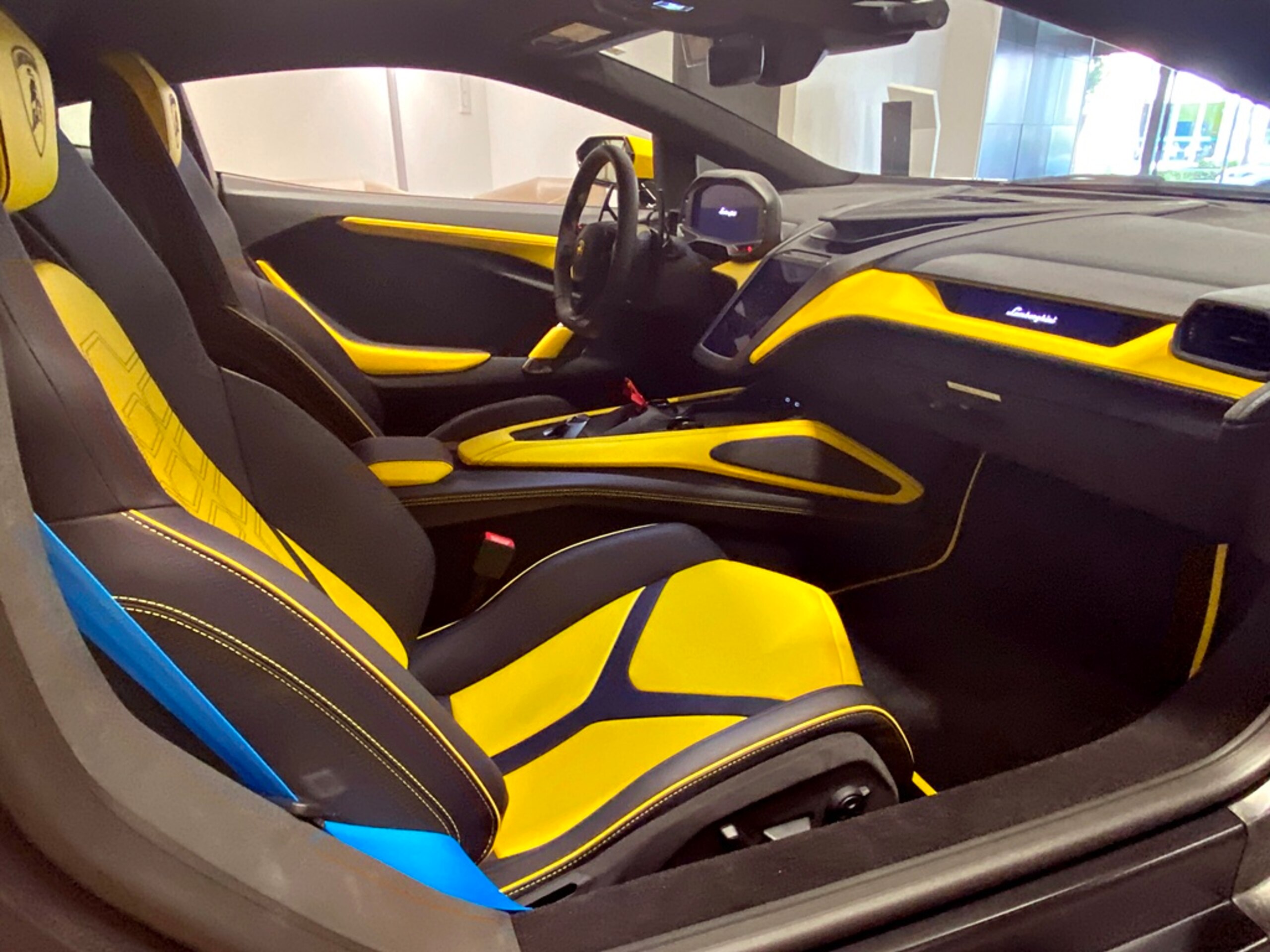 2024 Lamborghini Revuelto — Photo 13 / 18
