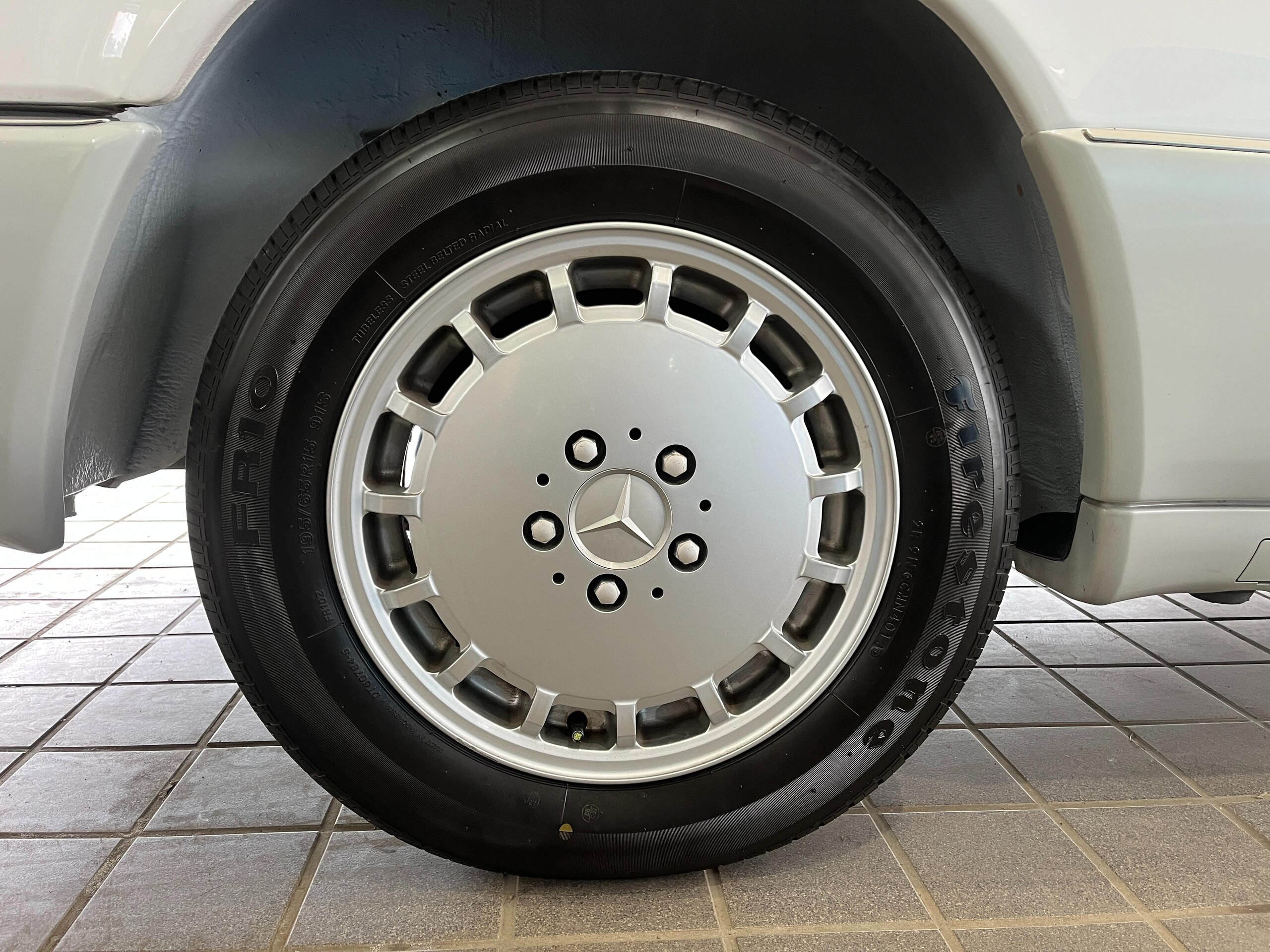 1991 Mercedes Benz 300CE-24 — Photo 16 / 18
