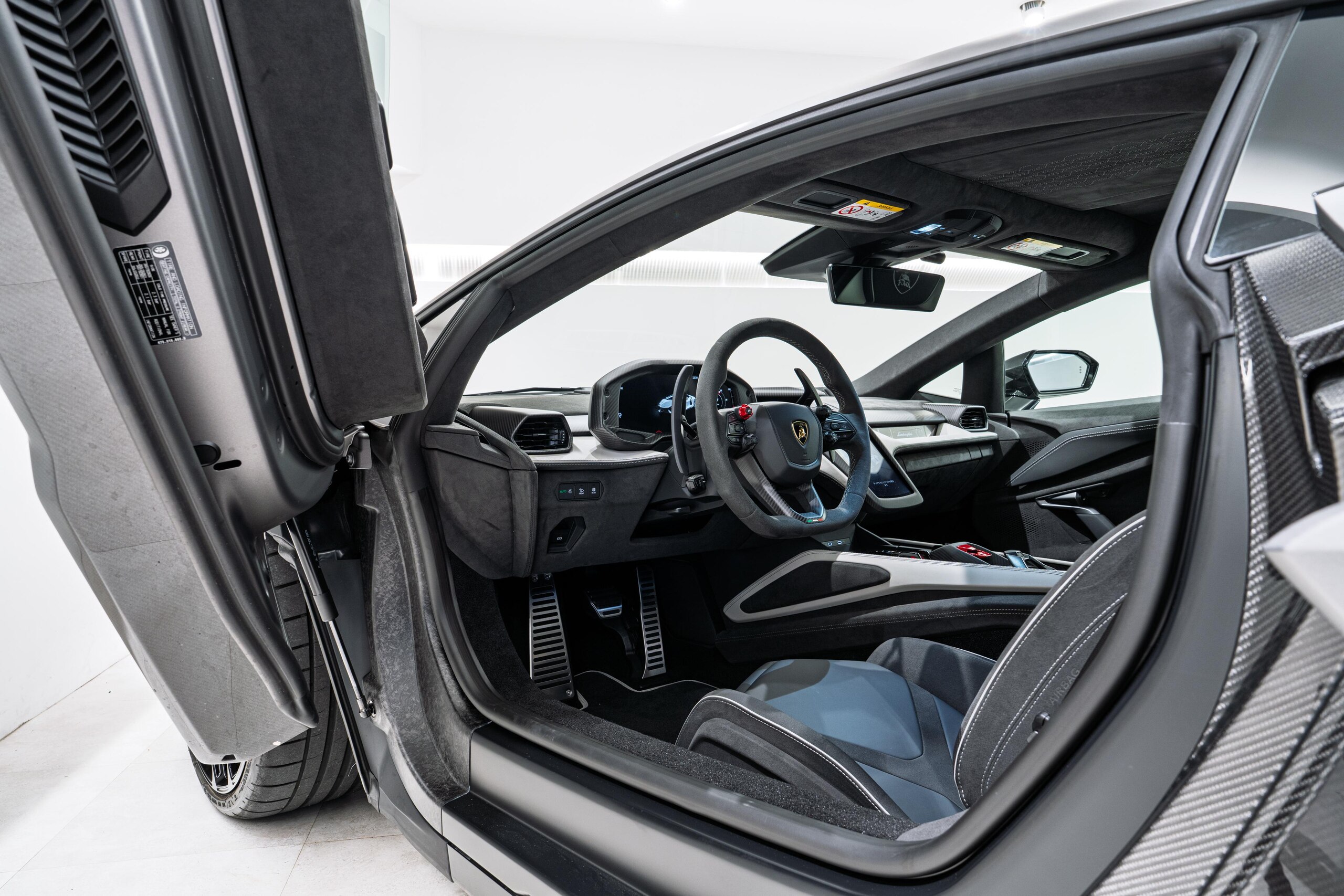 2024 Lamborghini Revuelto — Photo 23 / 31