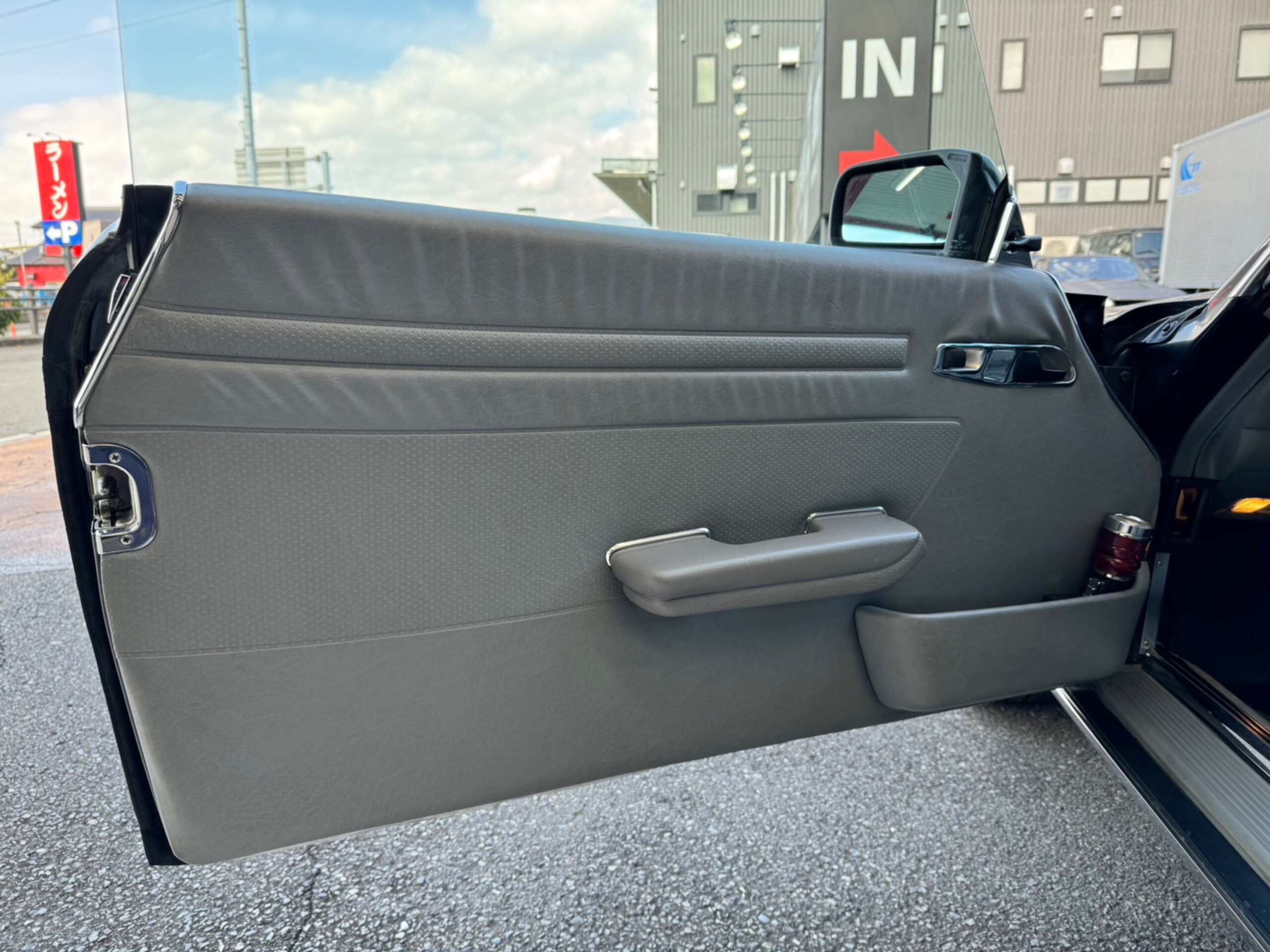 1988 Mercedes Benz SL560 — Photo 7 / 14