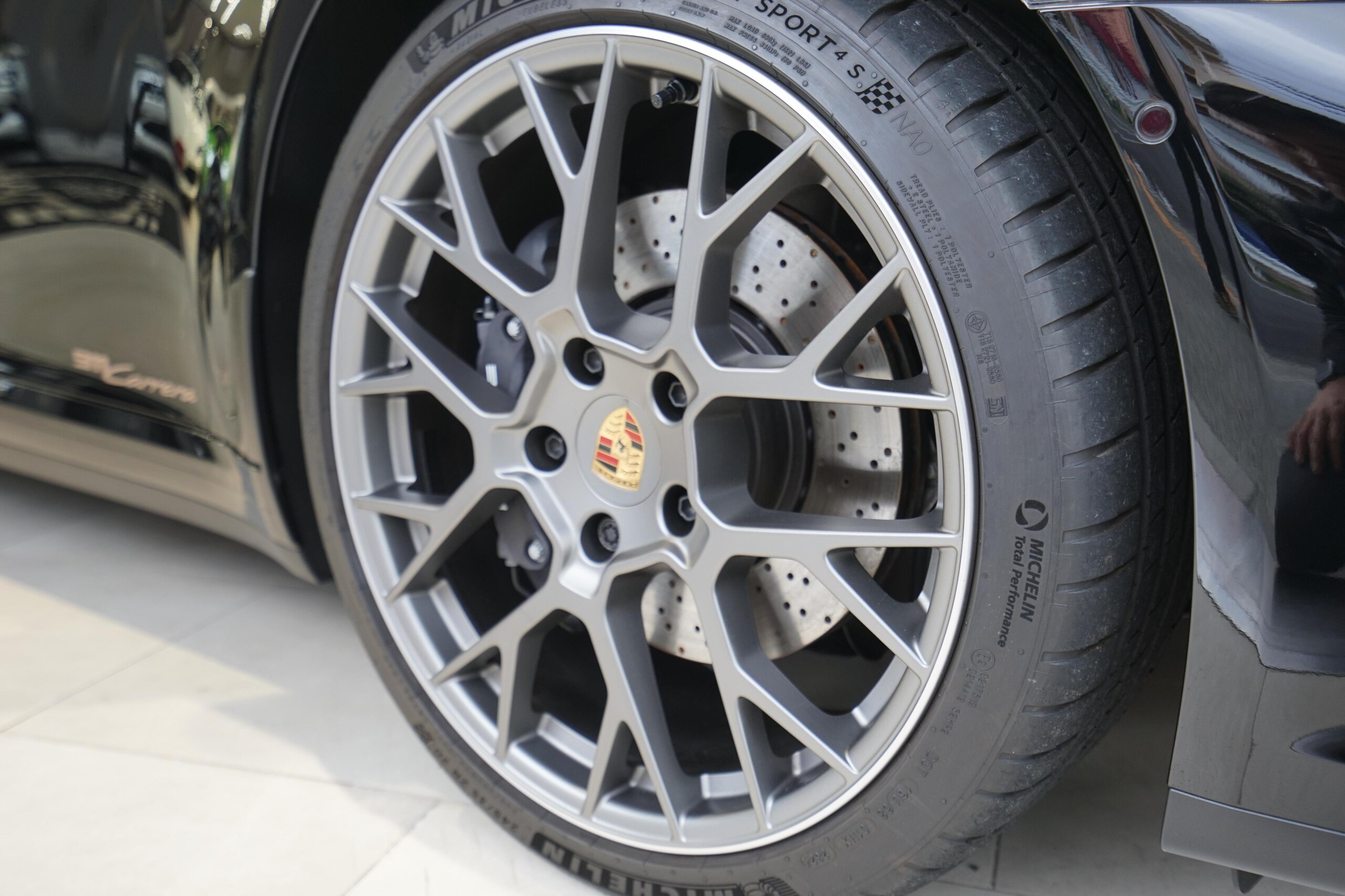 2024 Porsche 911 Carrera Cabriolet — Photo 19 / 20