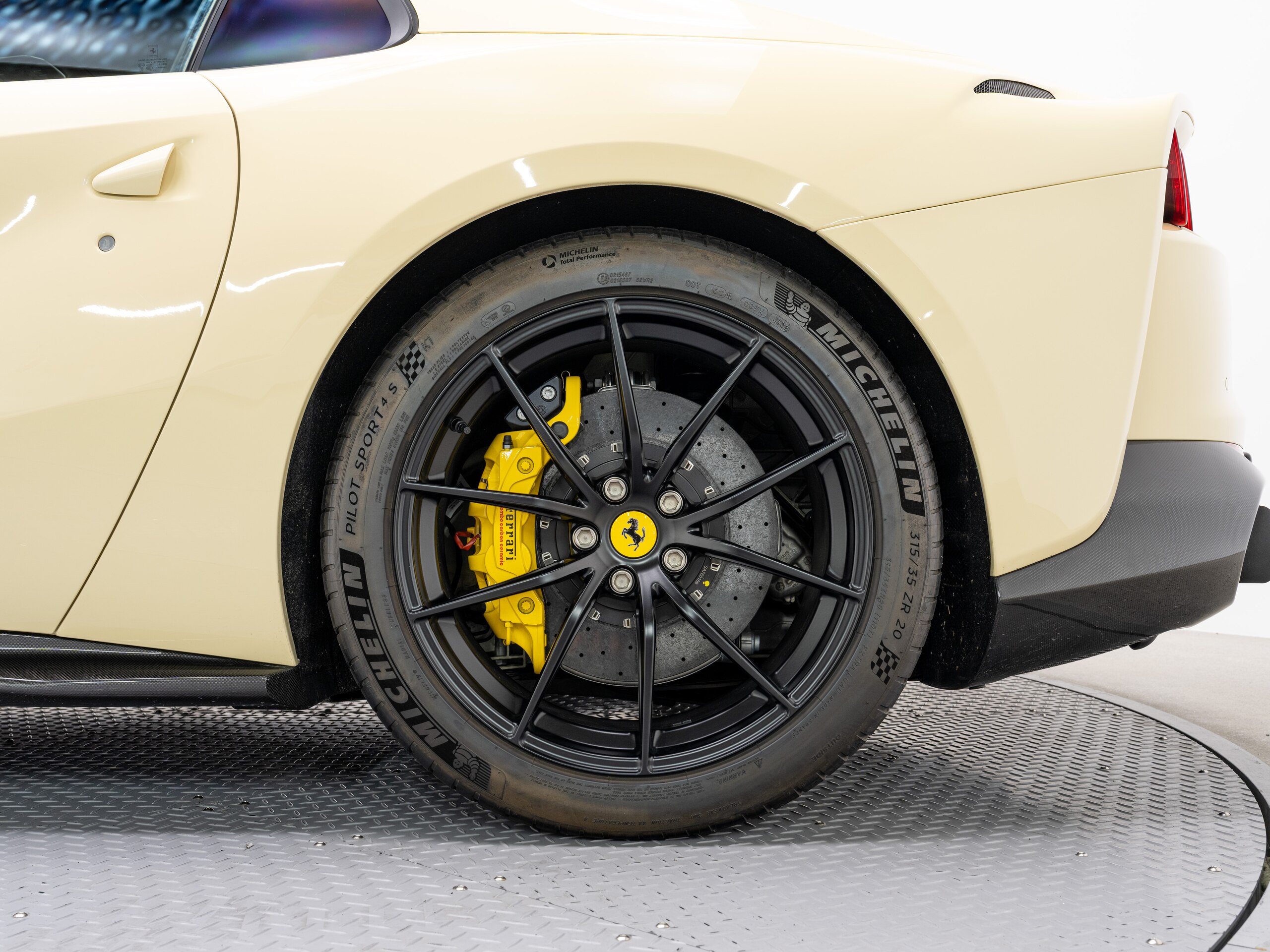 2023 Ferrari 812GTS — Photo 30 / 32