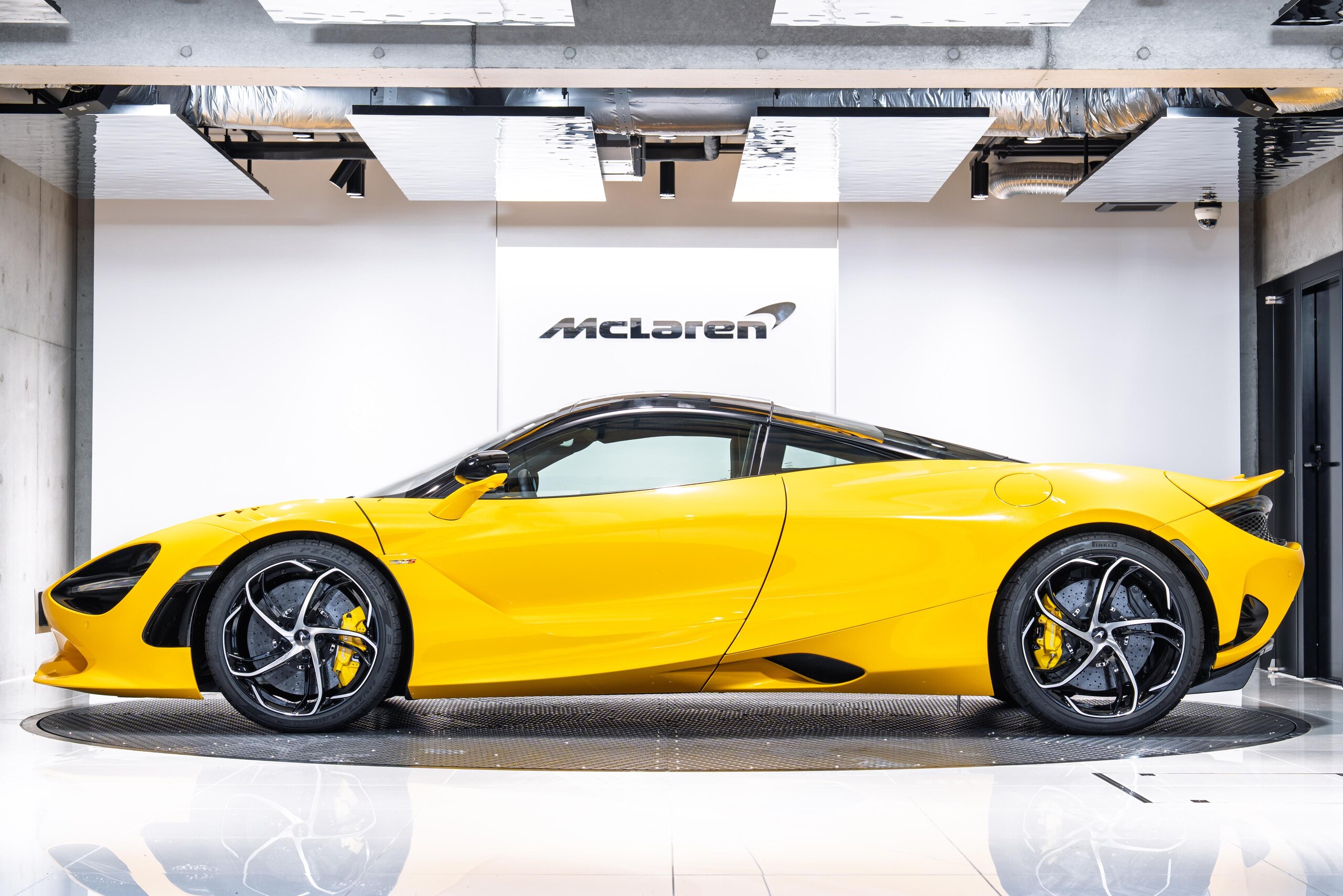2024 McLaren 750S — Photo 8 / 18