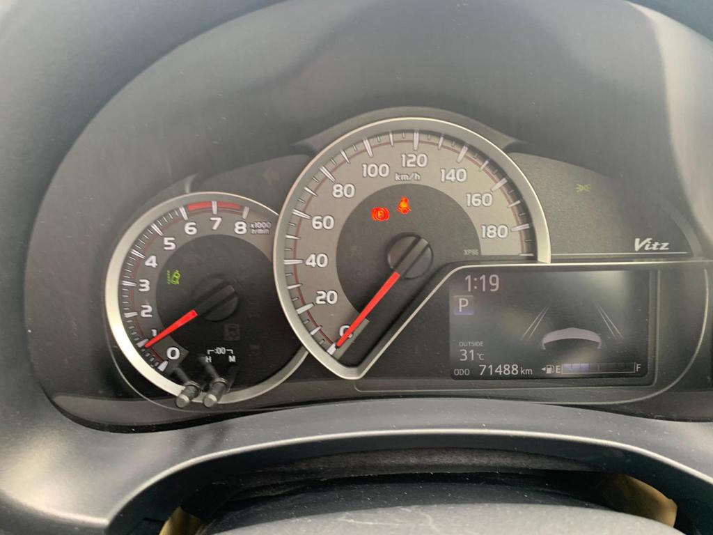 2019 Toyota Vitz — Photo 14 / 17