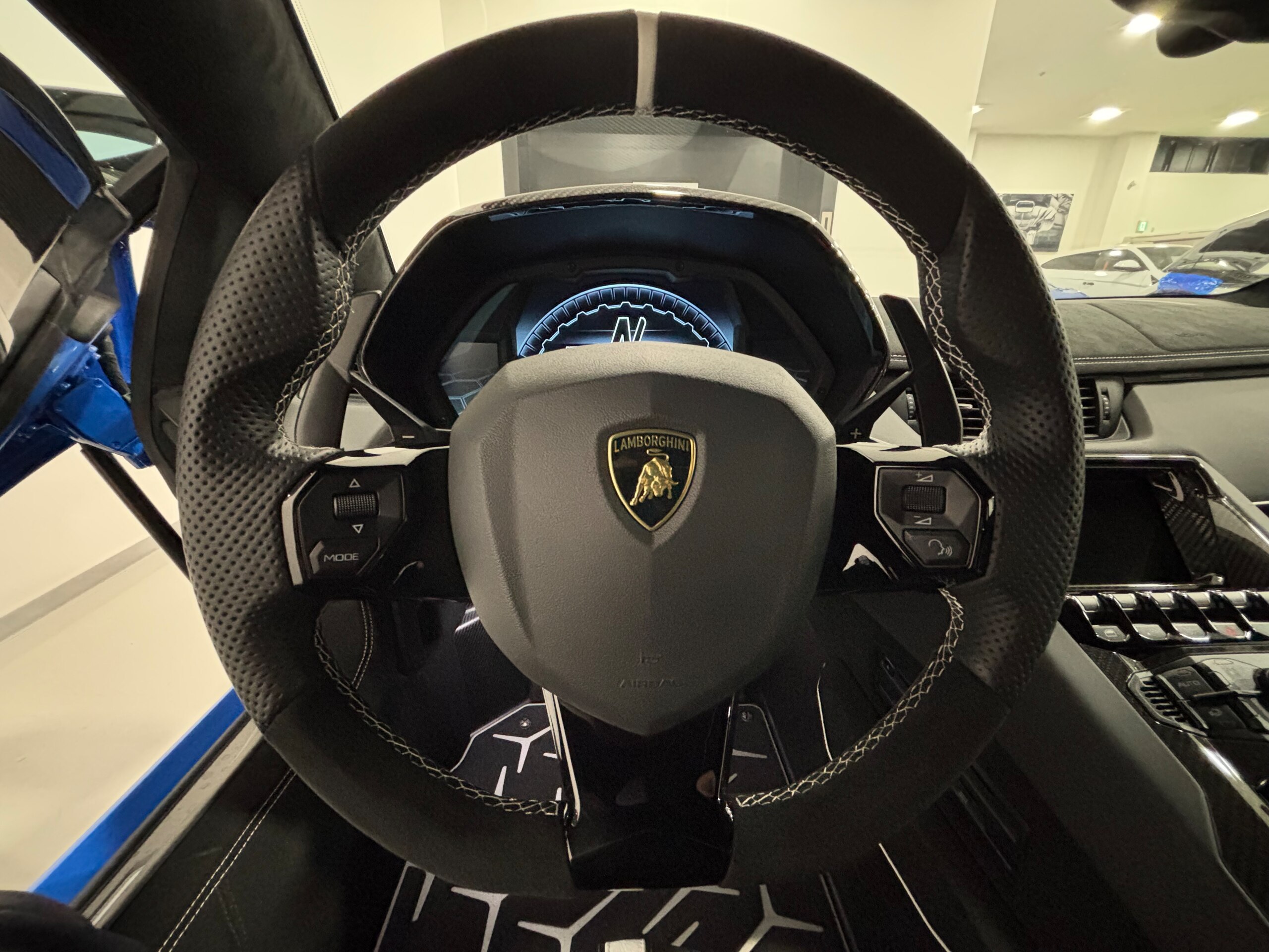 2019 Lamborghini Aventador SVJ — Photo 14 / 21