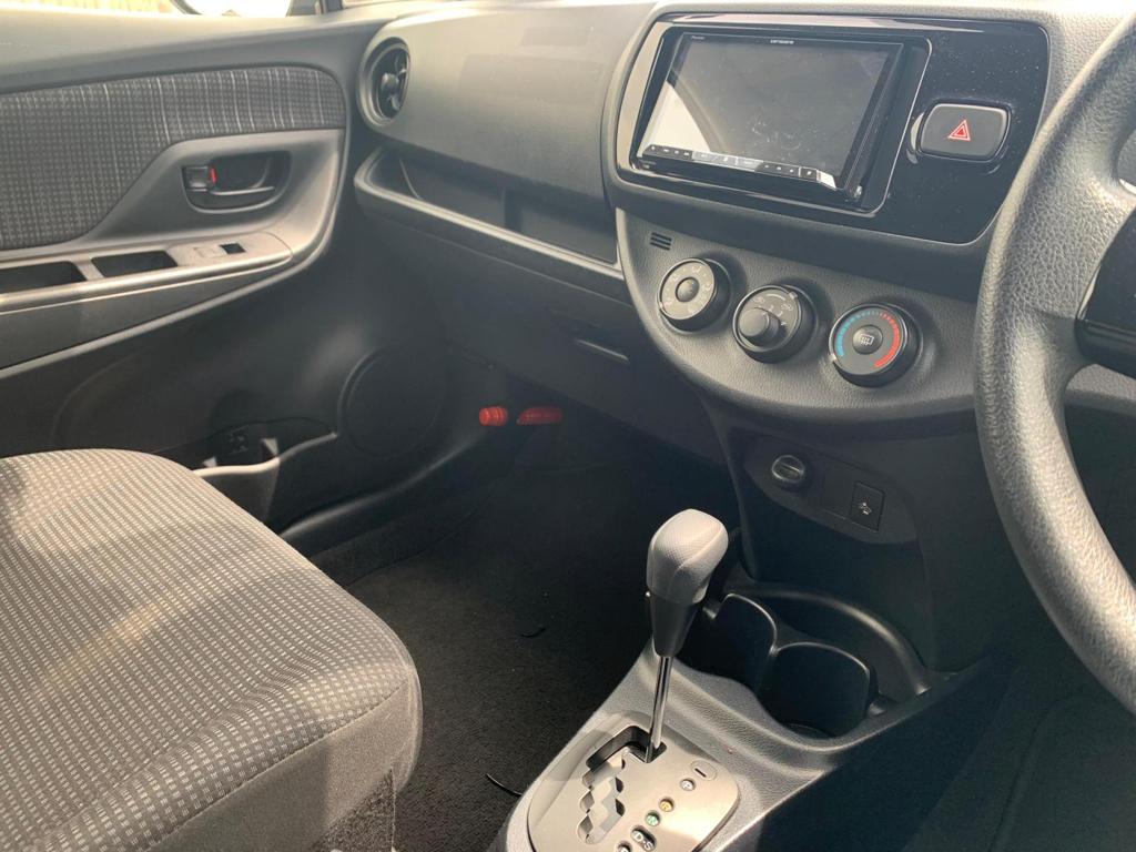 2019 Toyota Vitz — Photo 12 / 17