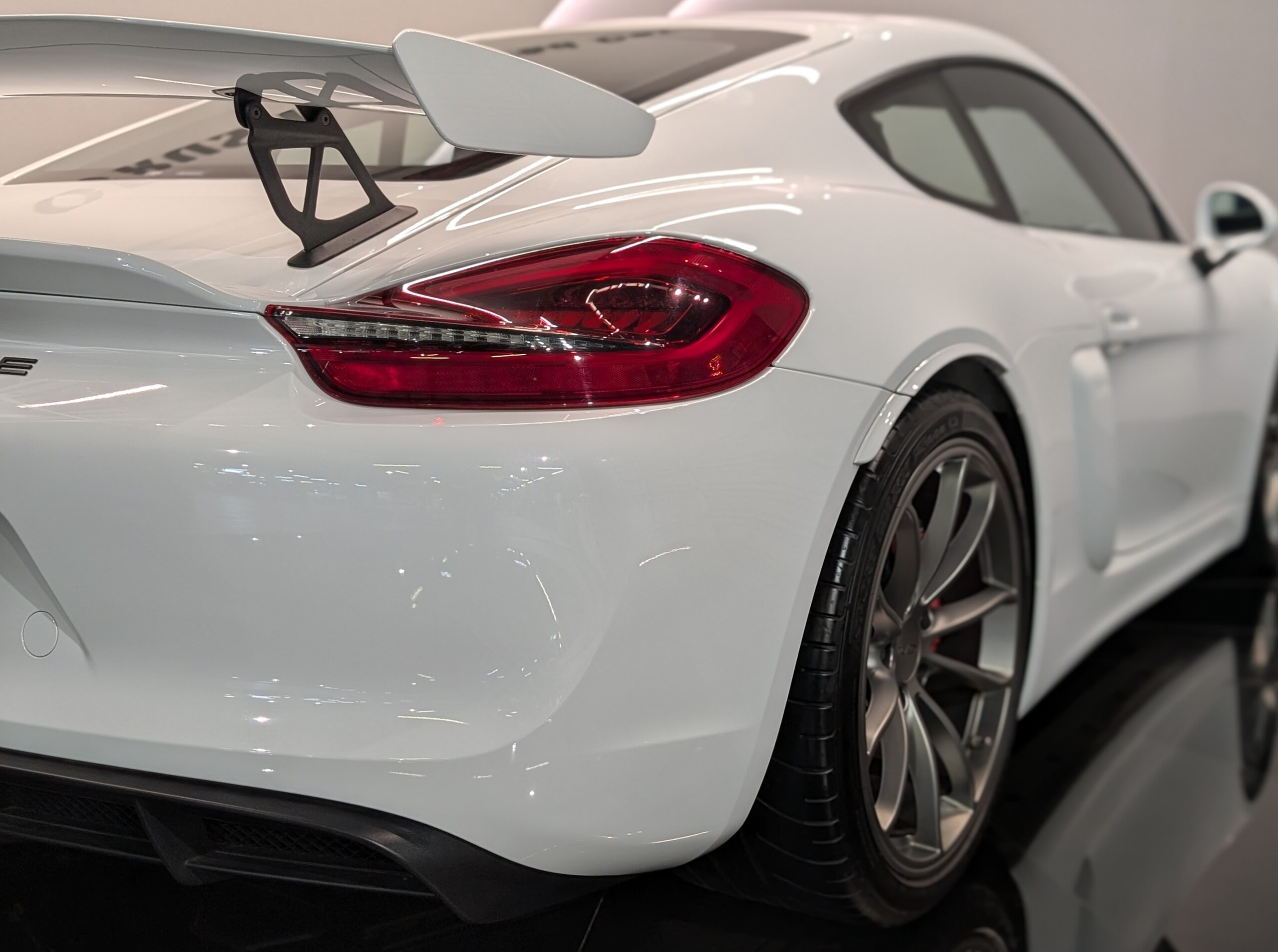 2016 Porsche Cayman GT4 — Photo 13 / 38
