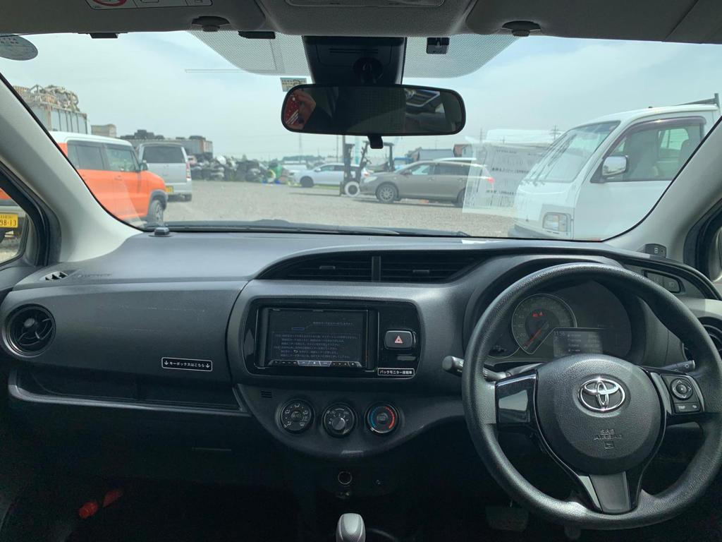 2019 Toyota Vitz — Photo 13 / 21