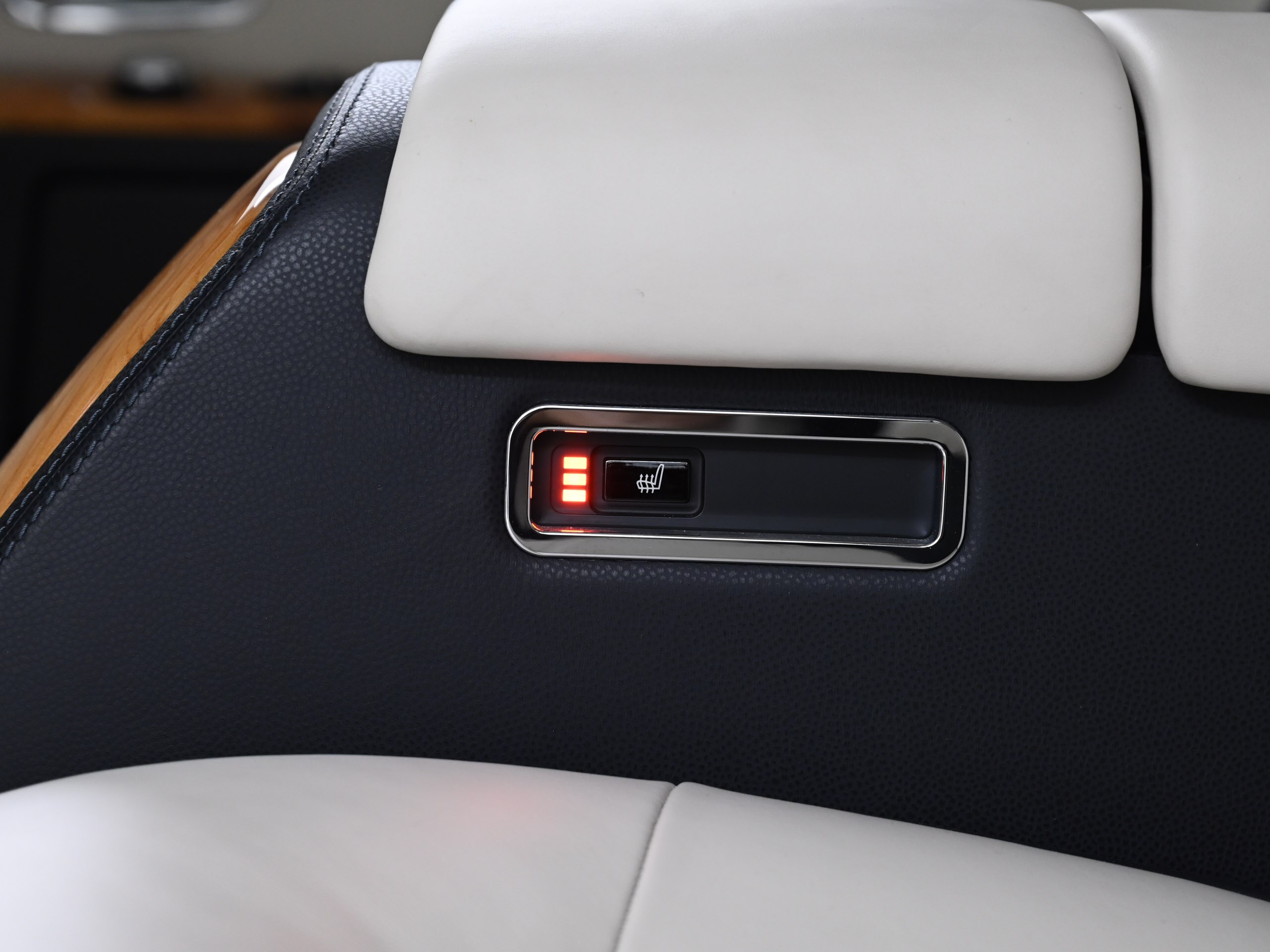 2015 Rolls-Royce Phantom — Photo 16 / 27