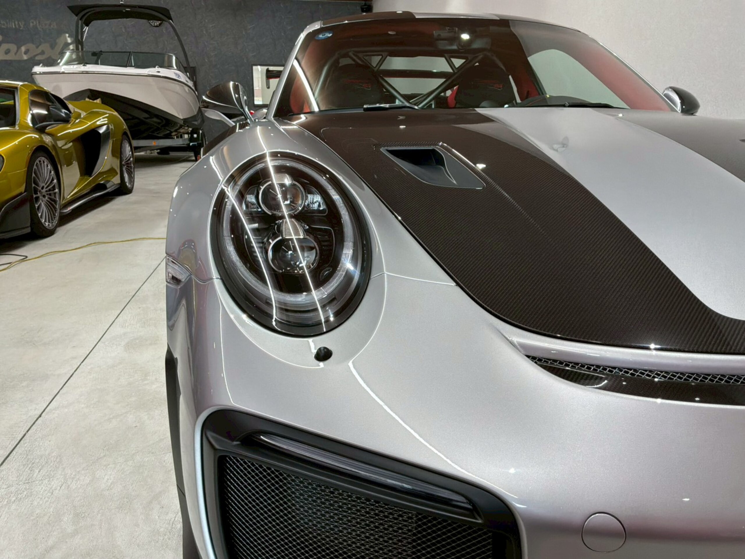 2019 Porsche 911 GT2 RS — Photo 19 / 32