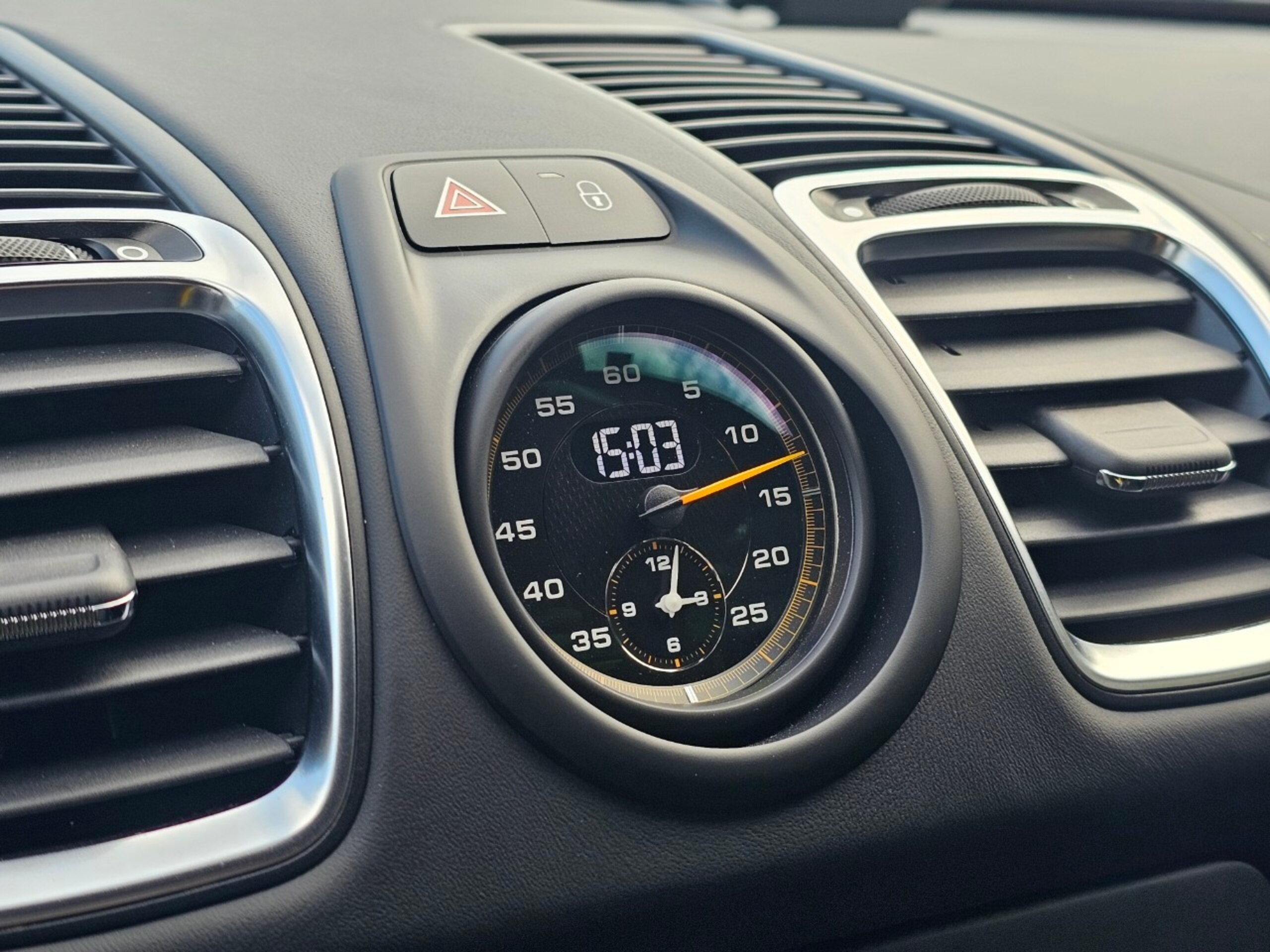 2015 Porsche Cayman GT4 — Photo 12 / 20