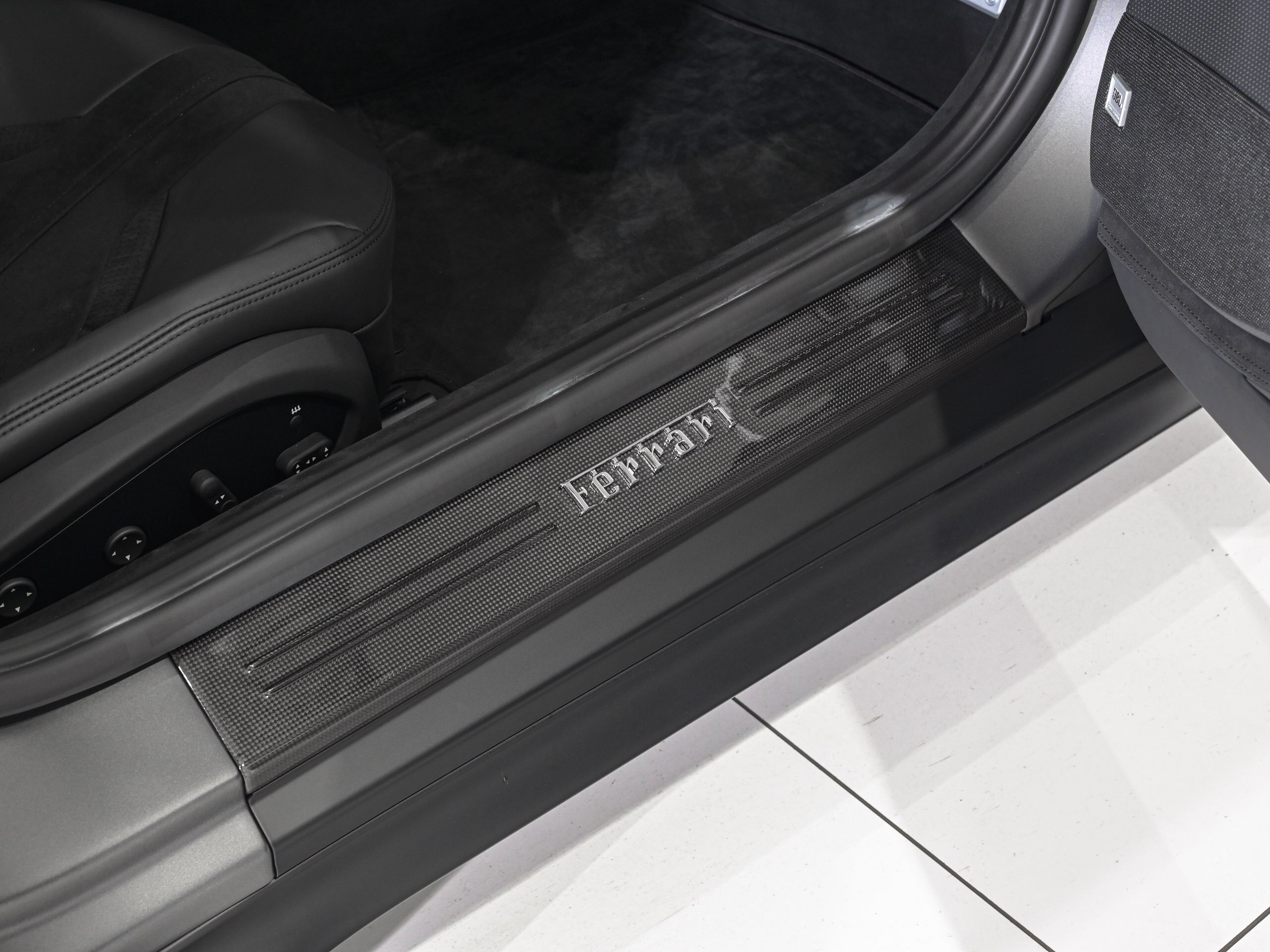 2020 Ferrari 812 Superfast — Photo 21 / 38