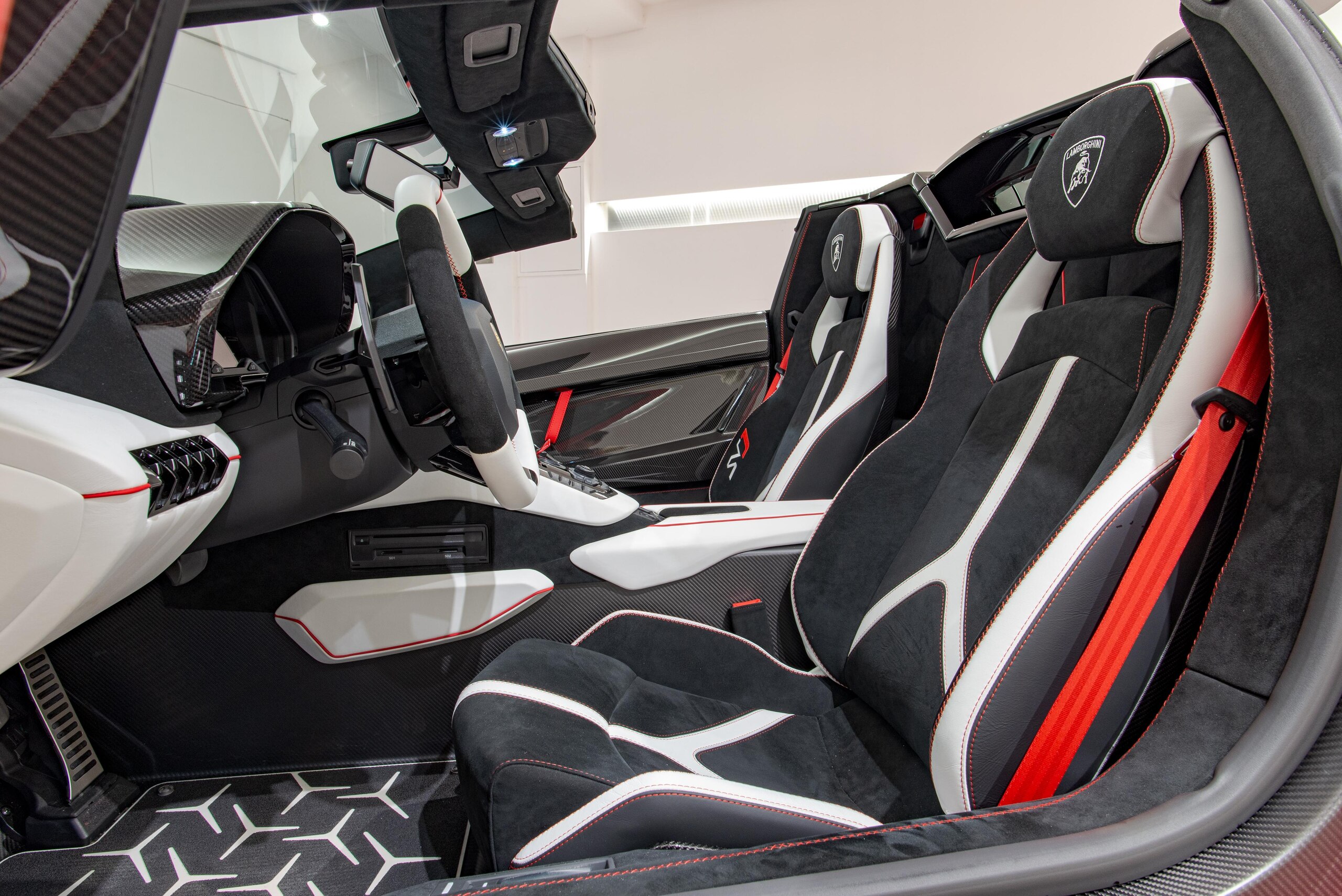 2021 Lamborghini Aventador SVJ Roadster — Photo 24 / 35