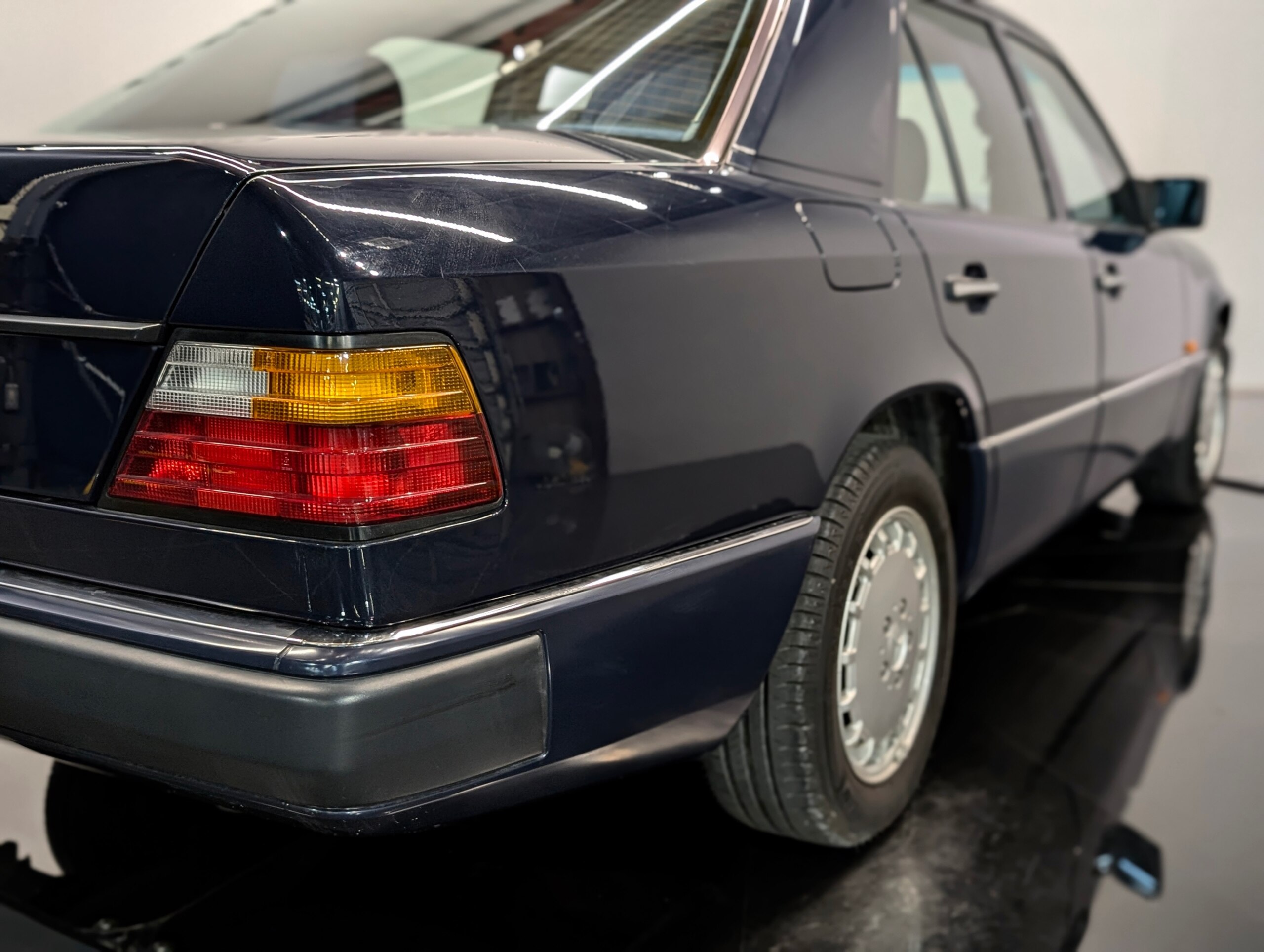 1992 Mercedes Benz 300E — Photo 17 / 21