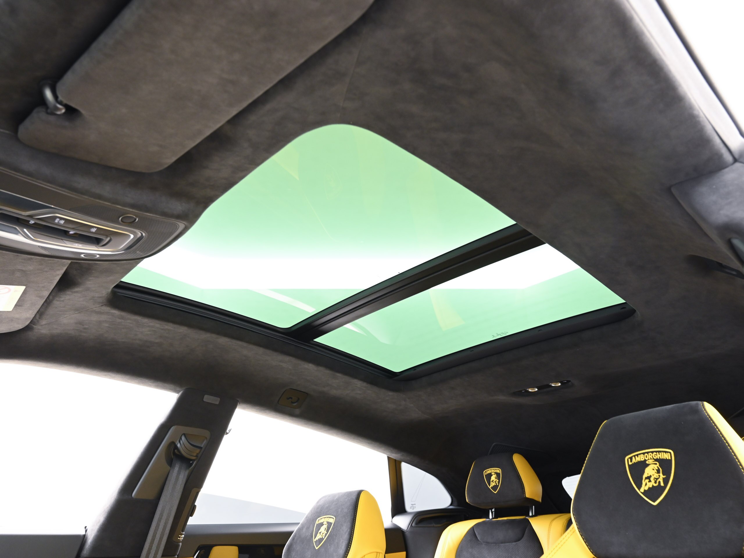 2022 Lamborghini Urus — Photo 15 / 21