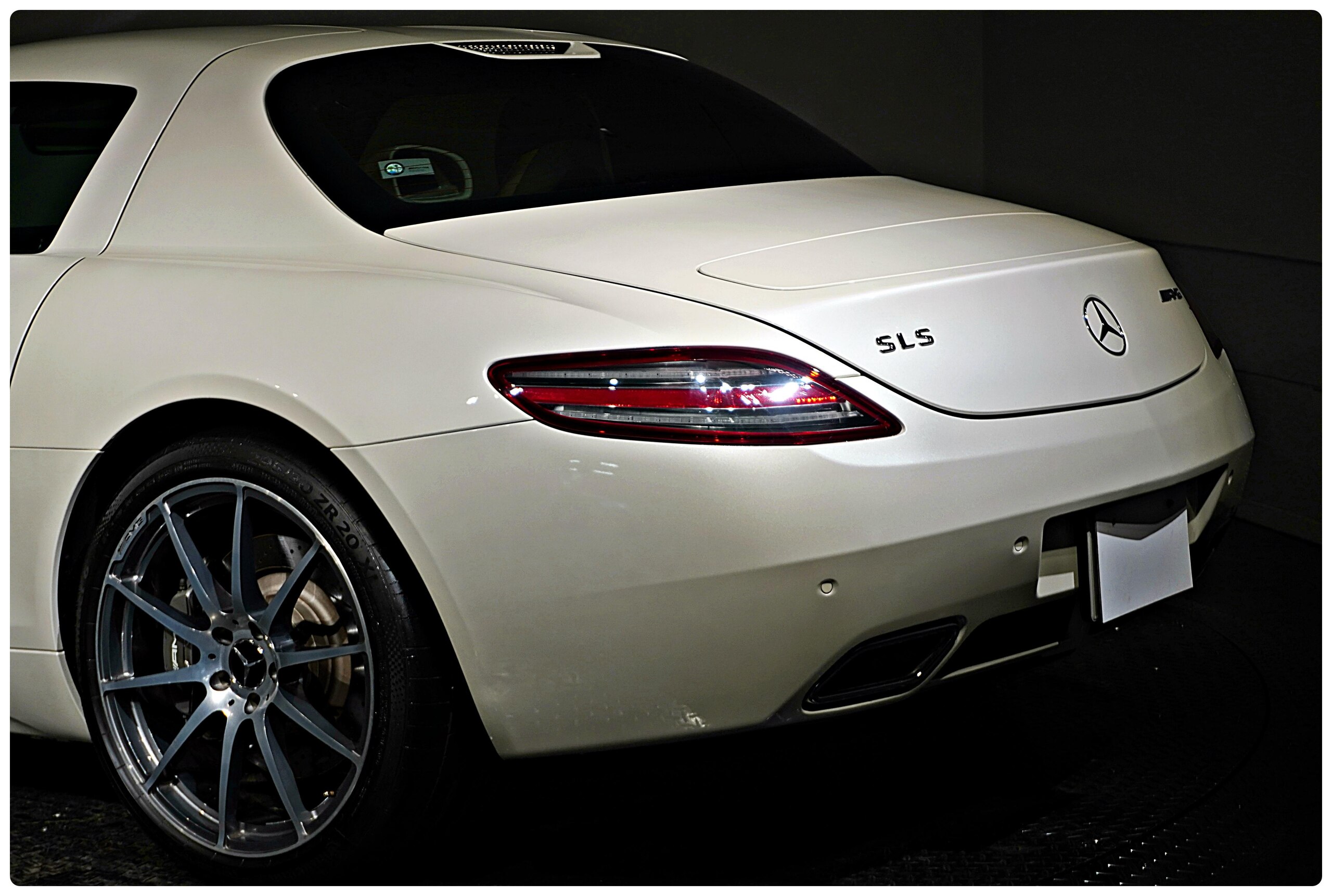 2010 Mercedes Benz SLS AMG — Photo 10 / 38